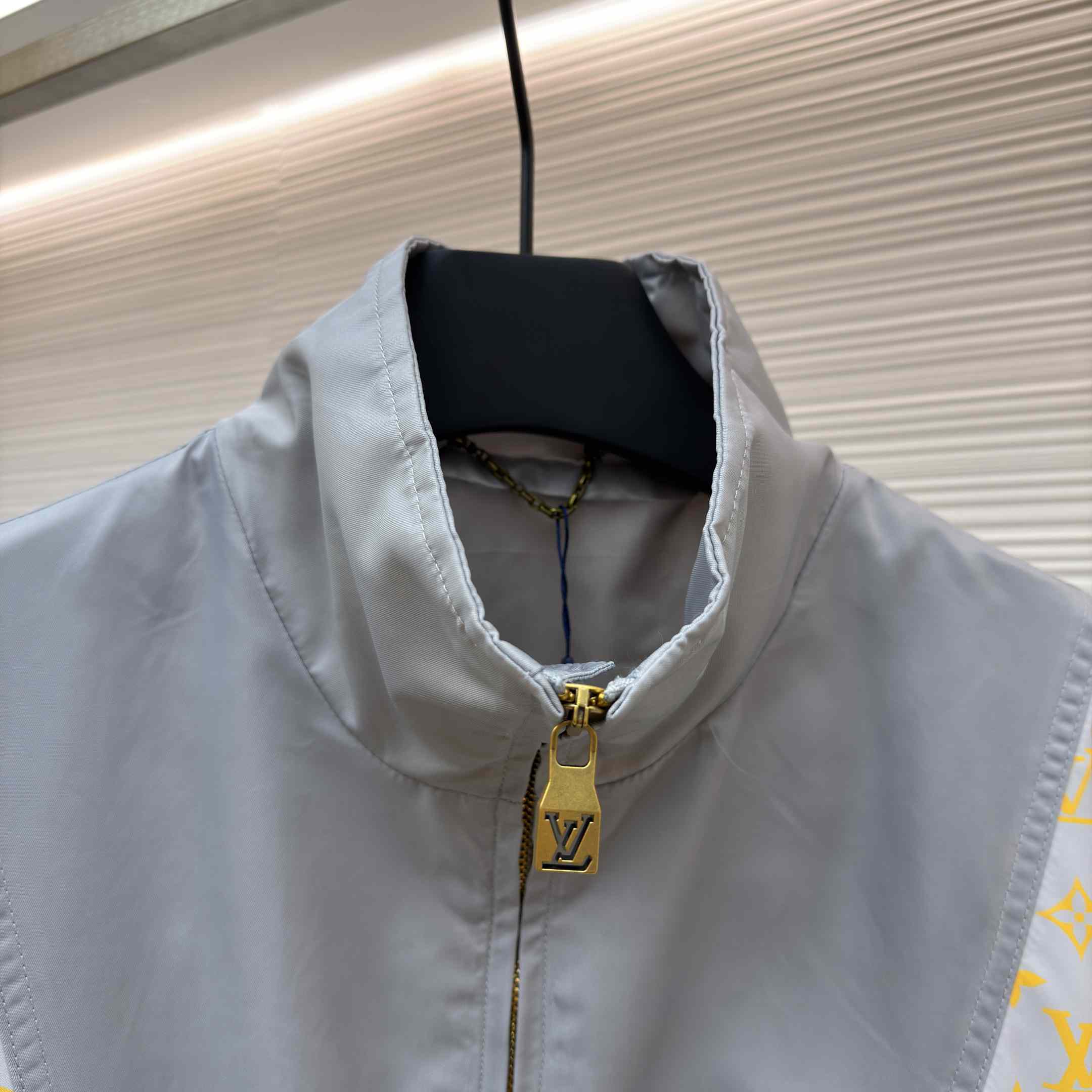 Louis Vuitton Monogram Track Top     1AHV38 - DesignerGu