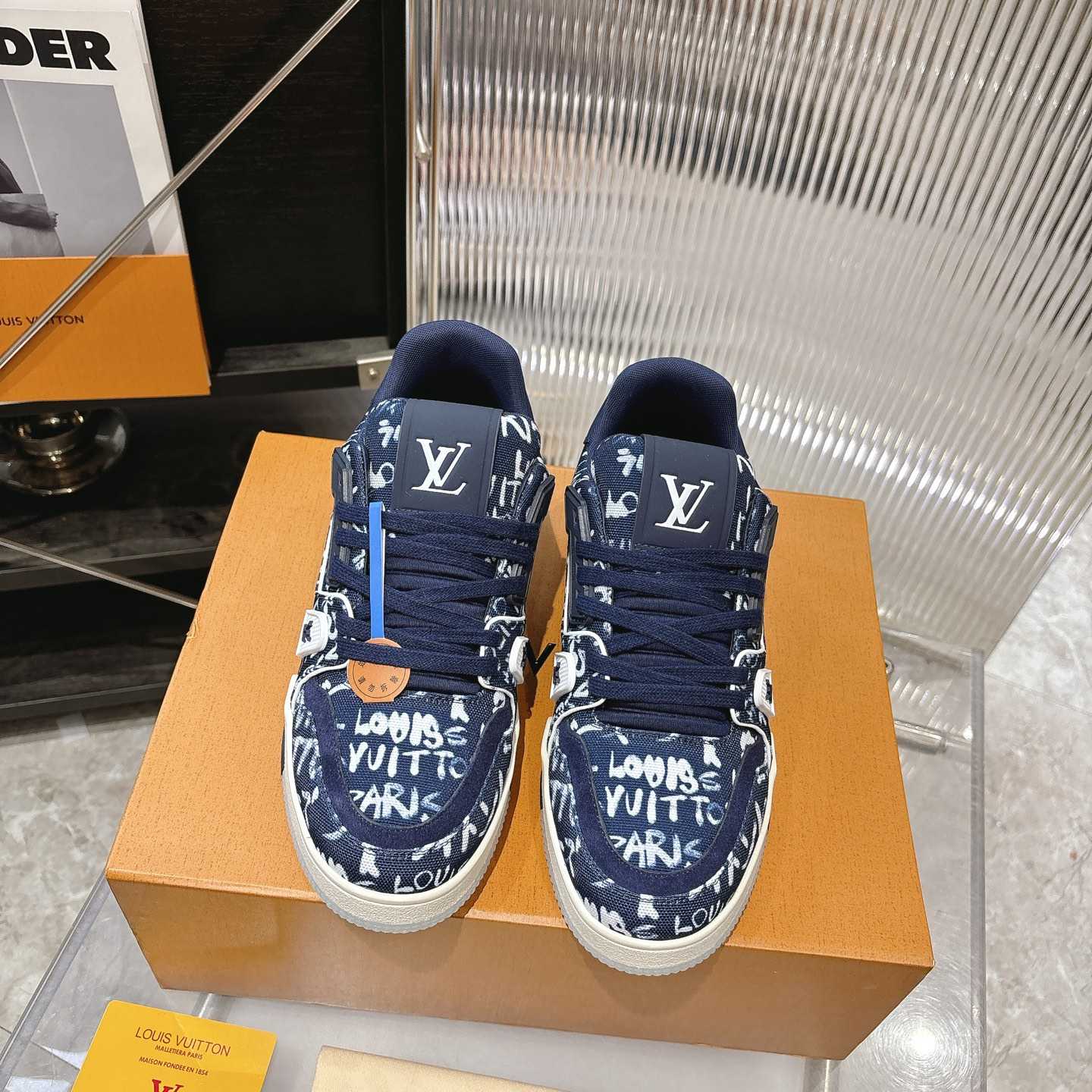 Louis Vuitton LV Trainer Sneaker    1AIKQ4 - DesignerGu
