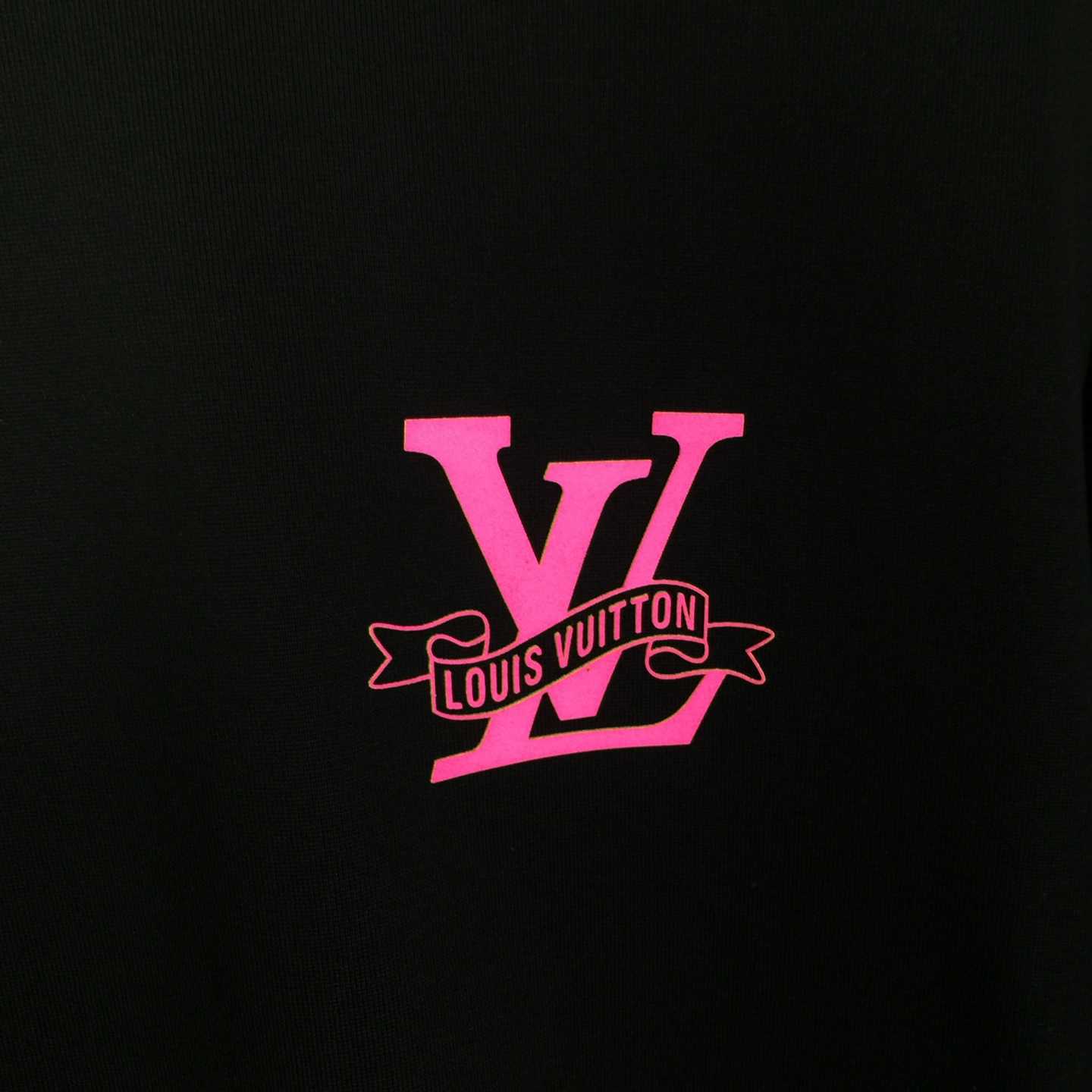 Louis Vuitton Cotton T-shirt Featuring Pink LV Logo Graphic On The Chest - DesignerGu