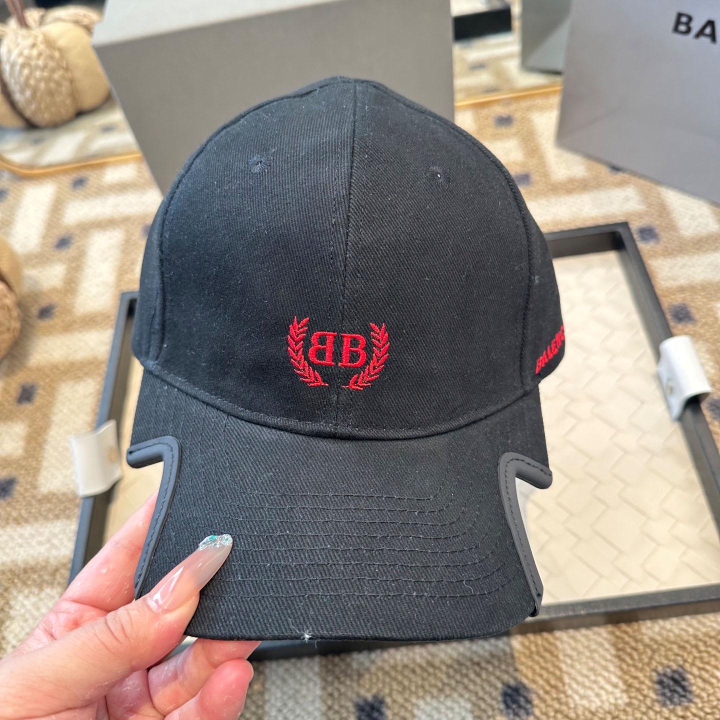 Balenciaga Laurel Classic Cap in Faded Black/red - DesignerGu