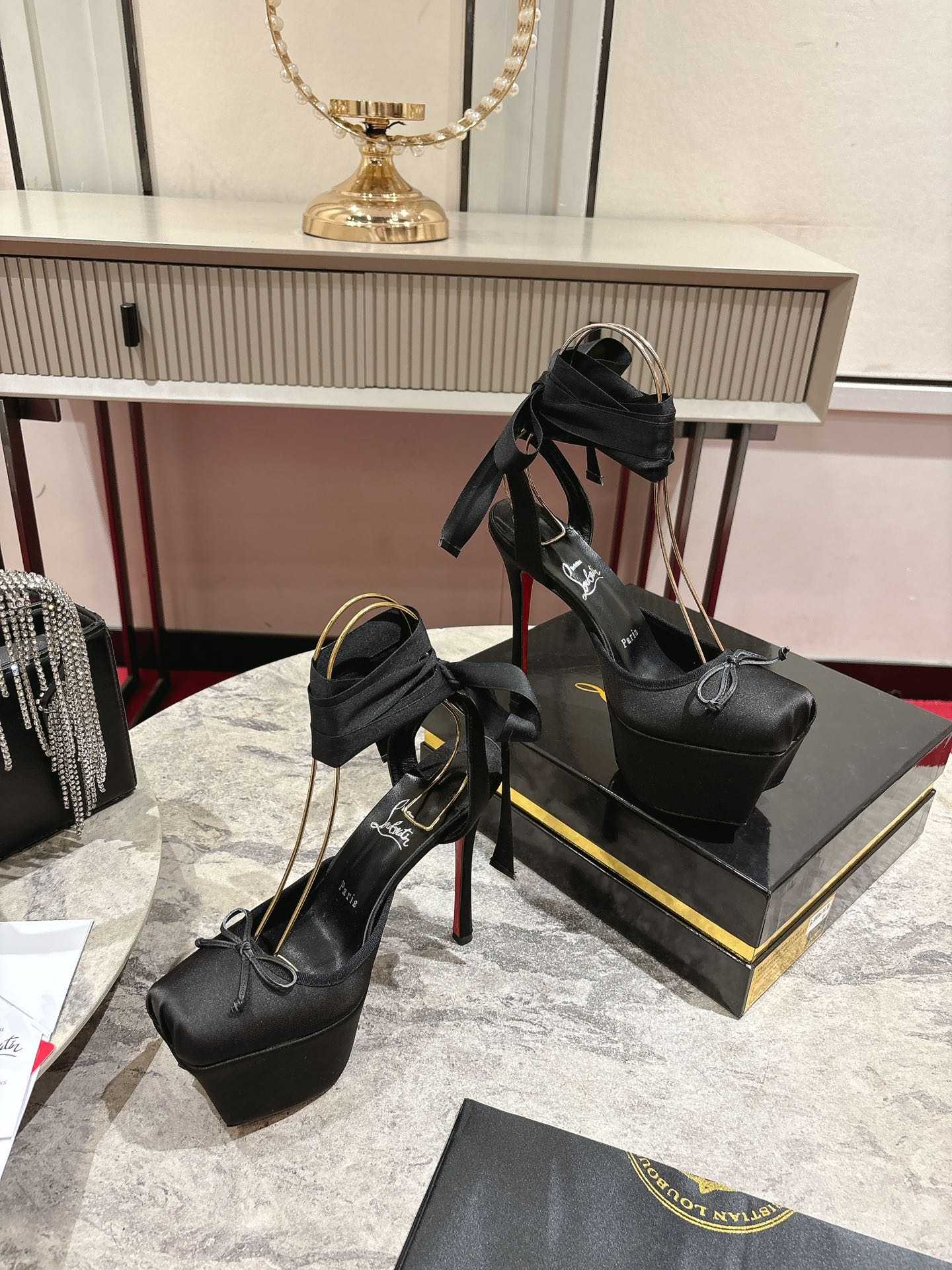 Christian Louboutin Cassia Lace Up Alta - DesignerGu