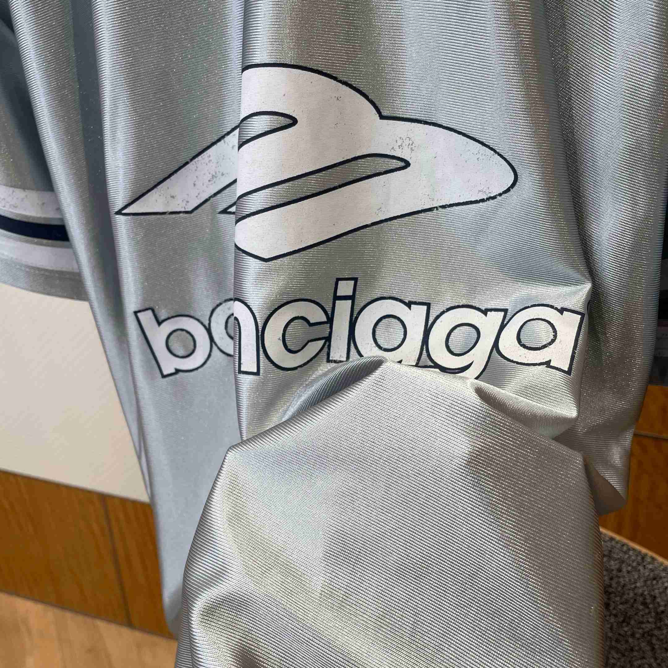 Balenciaga 3b Football V-neck T-shirt Oversized in Grey - DesignerGu