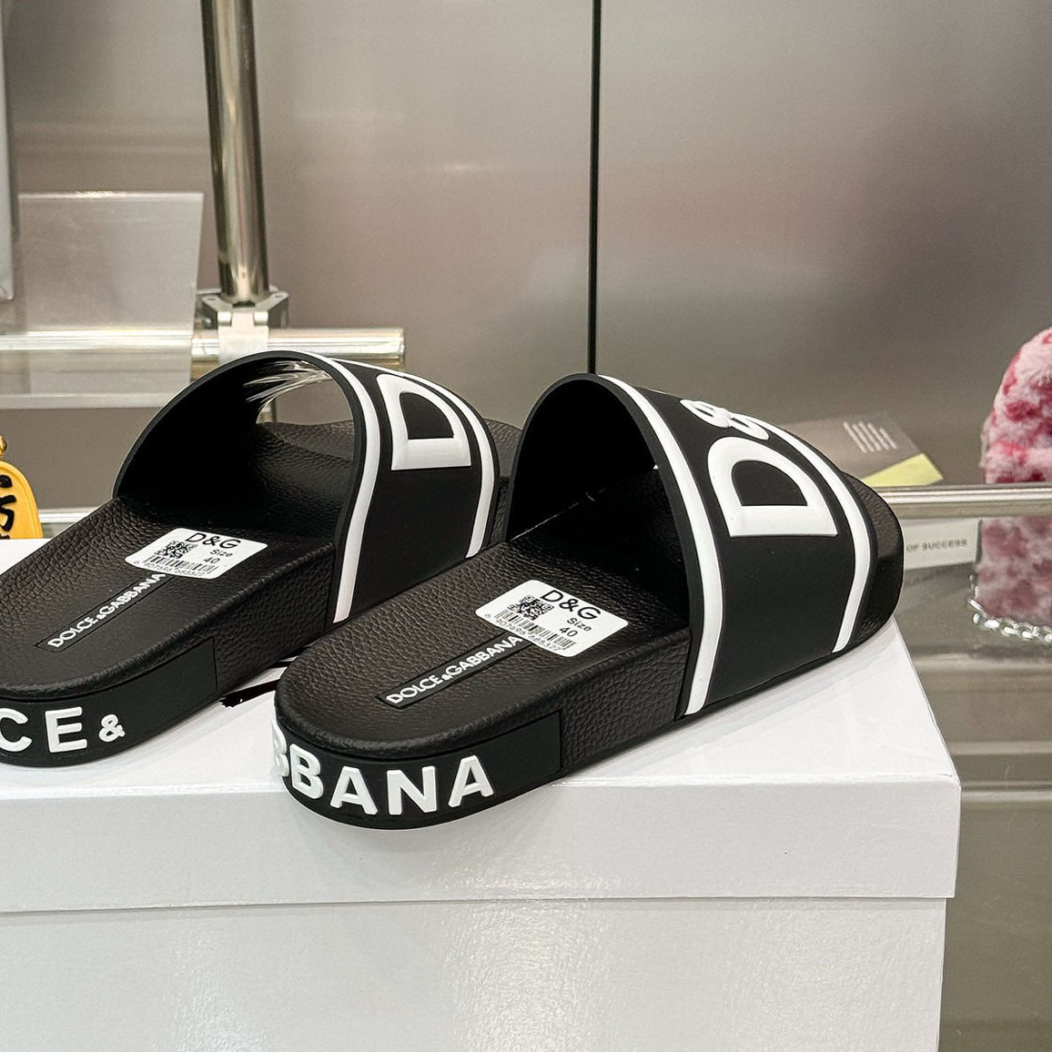 Dolce & Gabbana Rubber Beachwear Sliders With DG Logo - DesignerGu