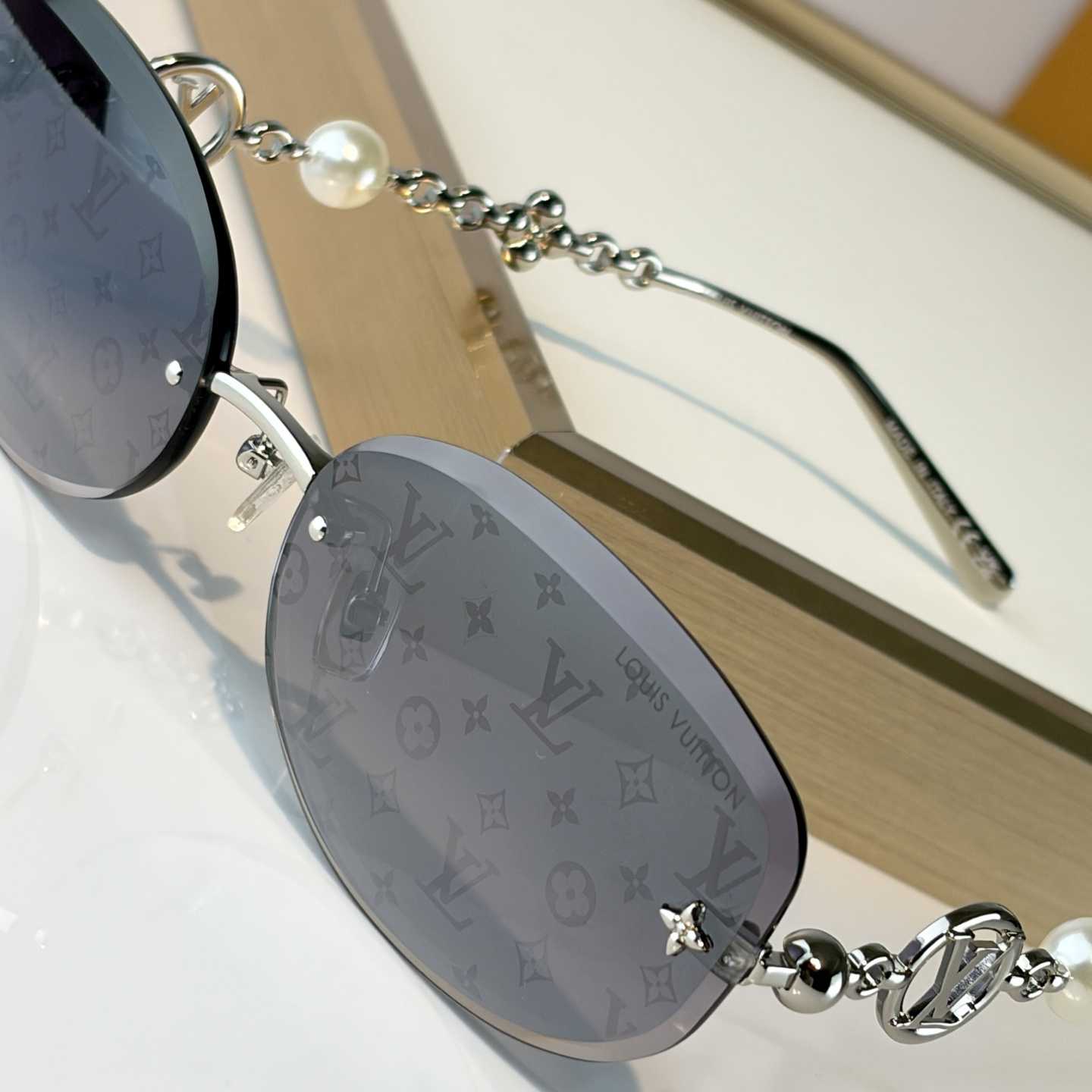 Louis Vuitton Z3166U Sunglasses    - DesignerGu