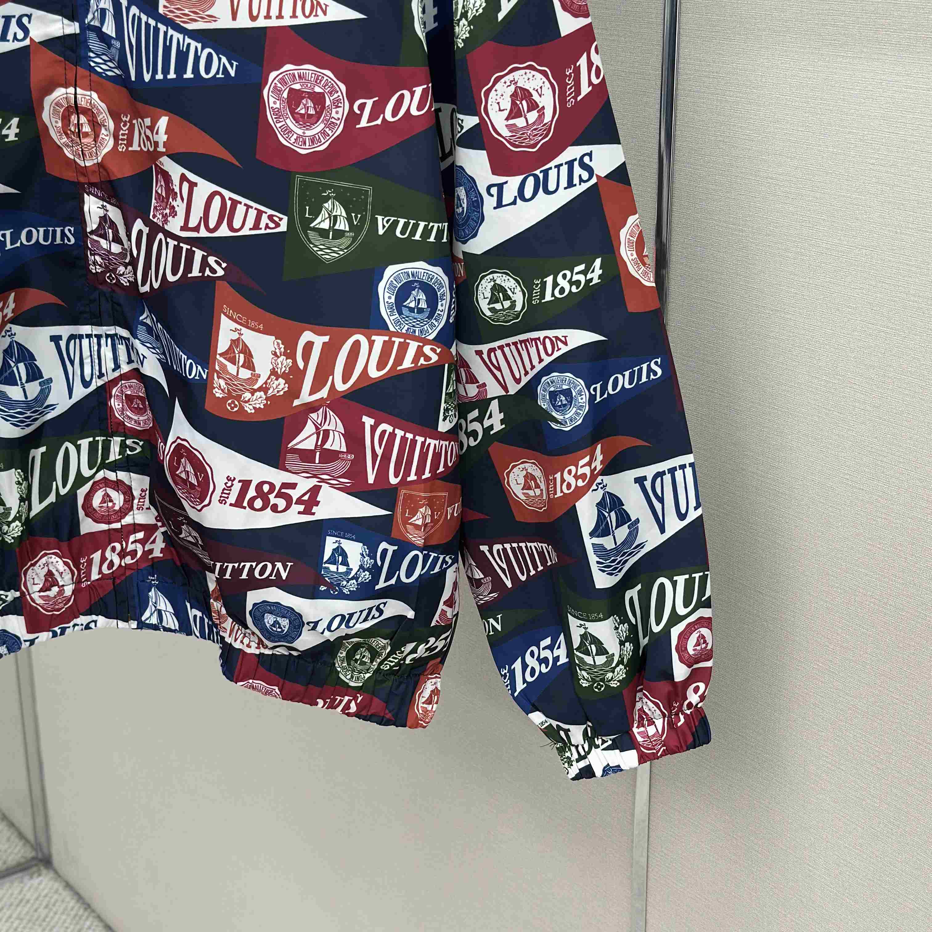 Louis Vuitton Graphic Windbreaker 1AIJRA - DesignerGu