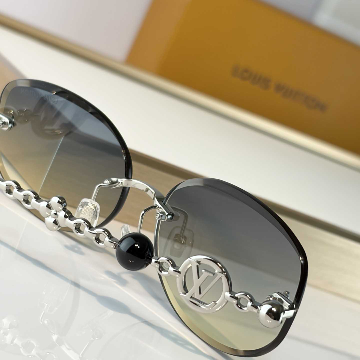 Louis Vuitton Z3166U Sunglasses    - DesignerGu