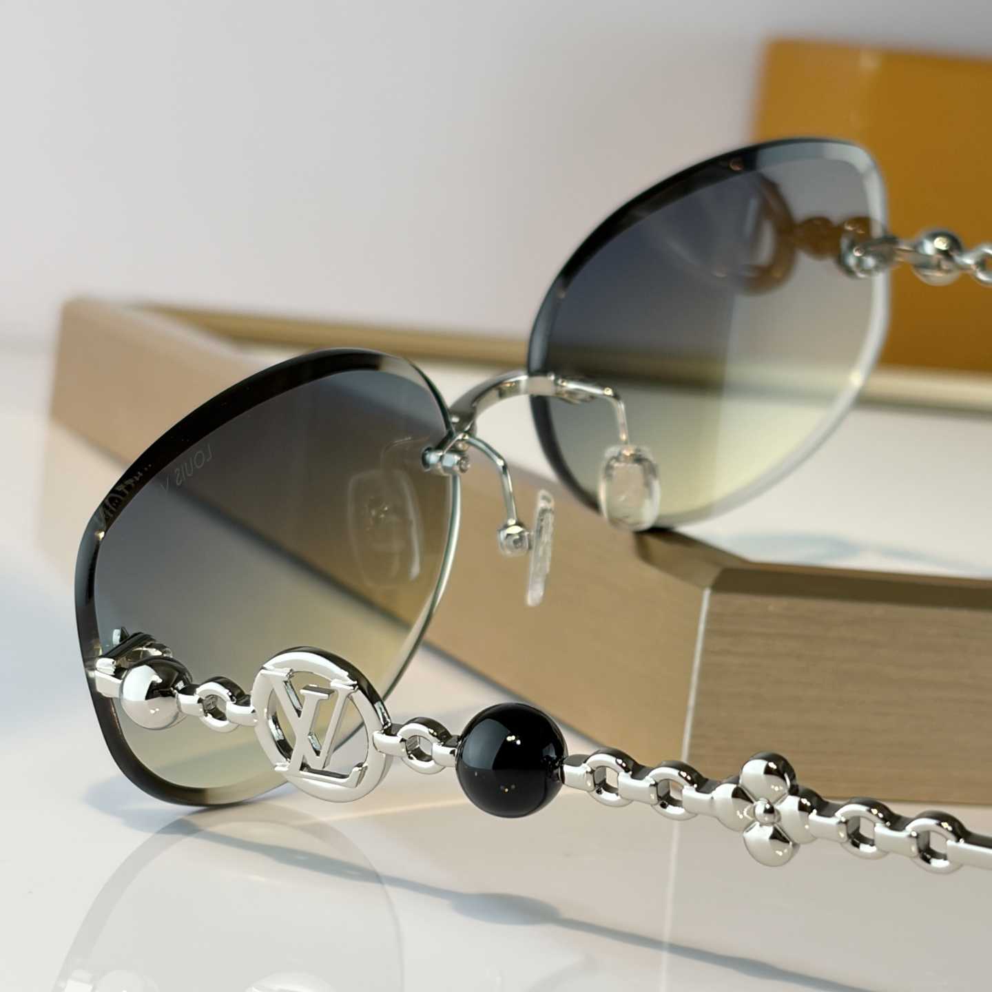 Louis Vuitton Z3166U Sunglasses    - DesignerGu