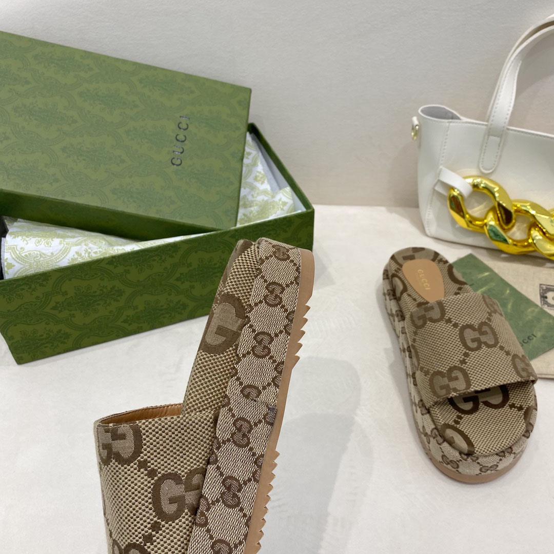 Gucci Wmns GG Lame Platform Slide Sandal 'Camel Monogram' - DesignerGu