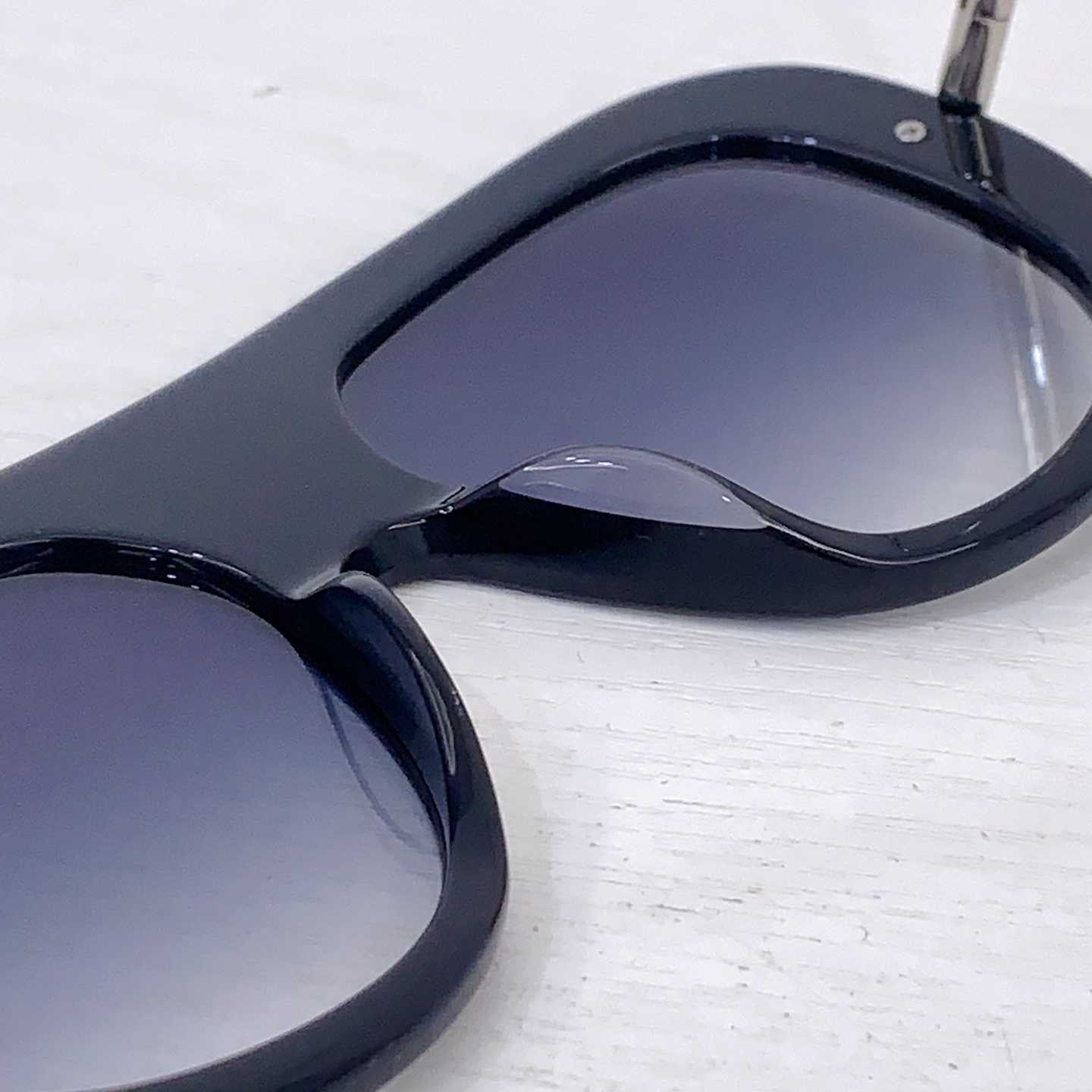 Loewe LW40186I Sunglasses  - DesignerGu