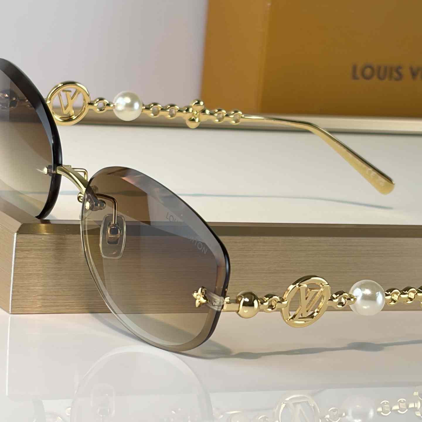 Louis Vuitton Z3166U Sunglasses    - DesignerGu