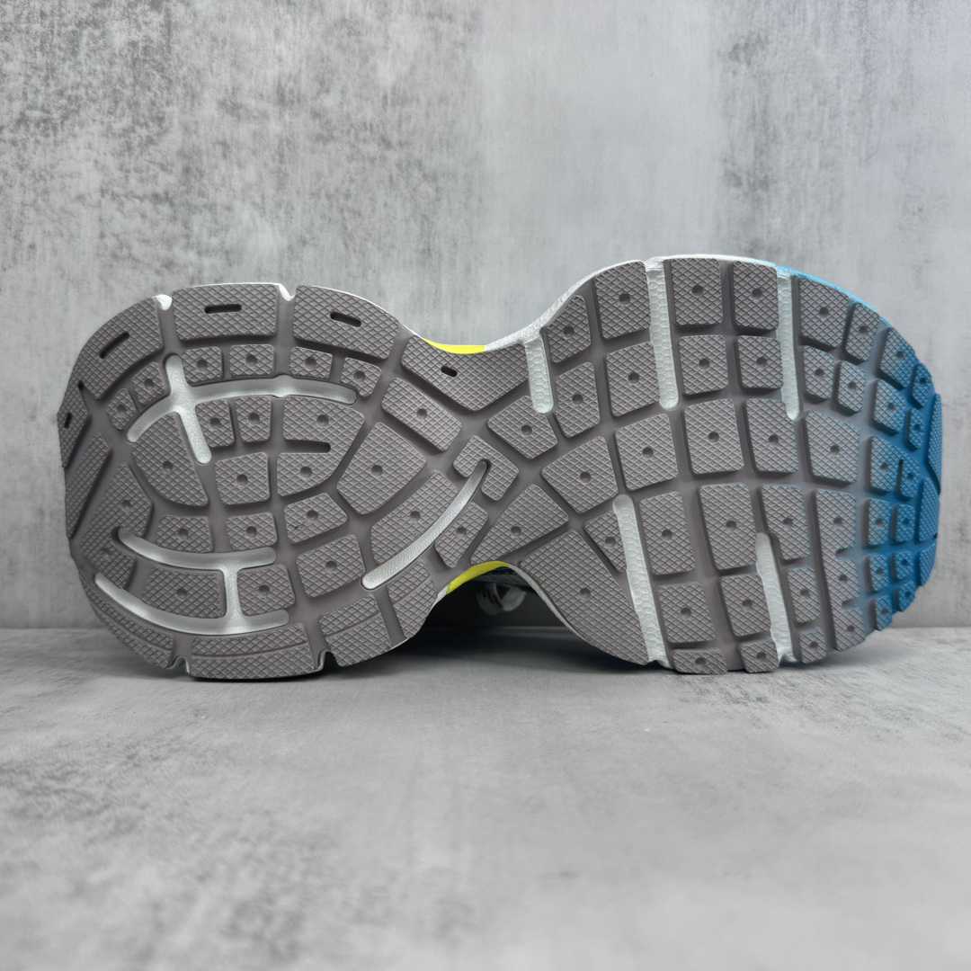Balenciaga 3XL Toe Spray Sneakers - DesignerGu