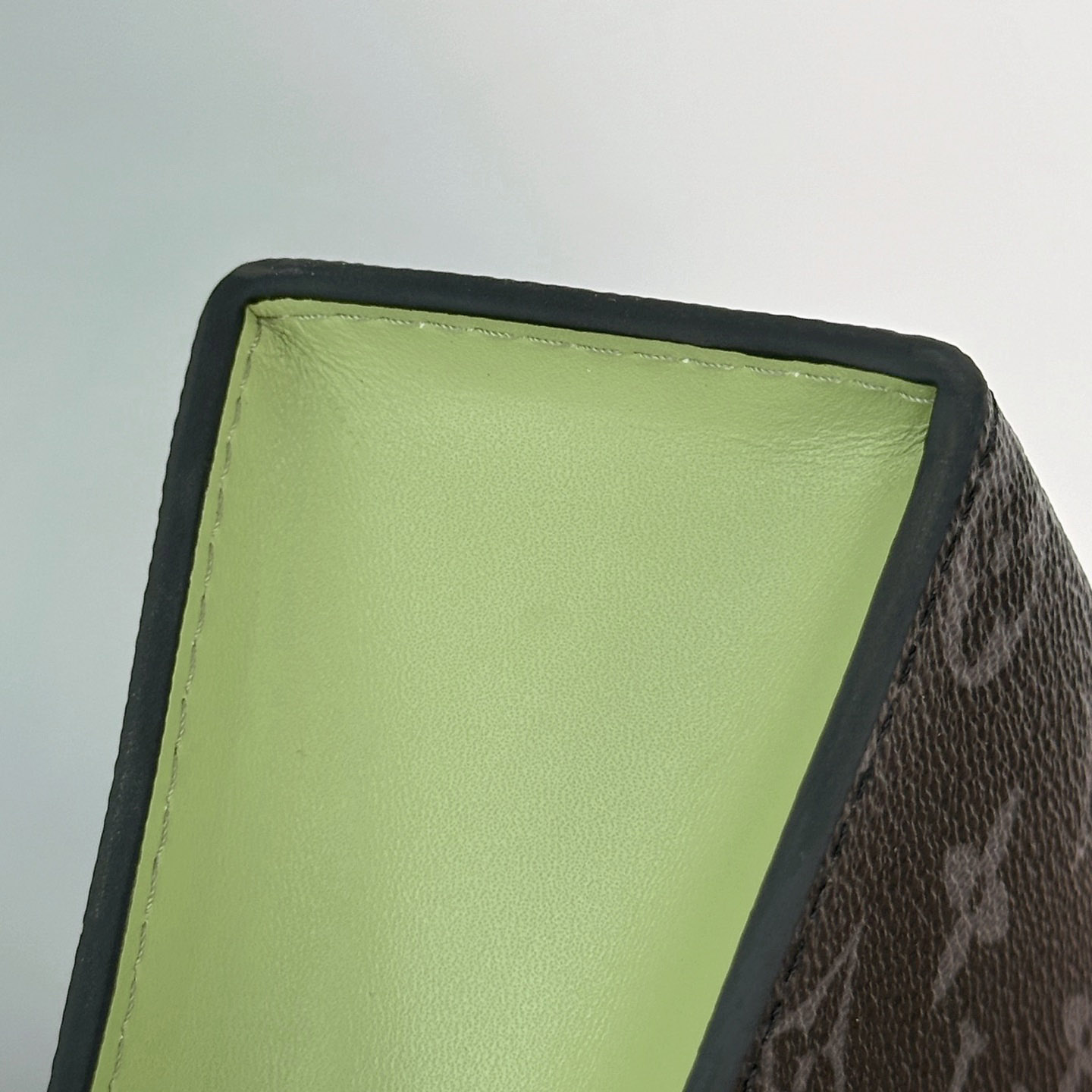 Louis Vuitton Pochette Voyage M28841 - DesignerGu