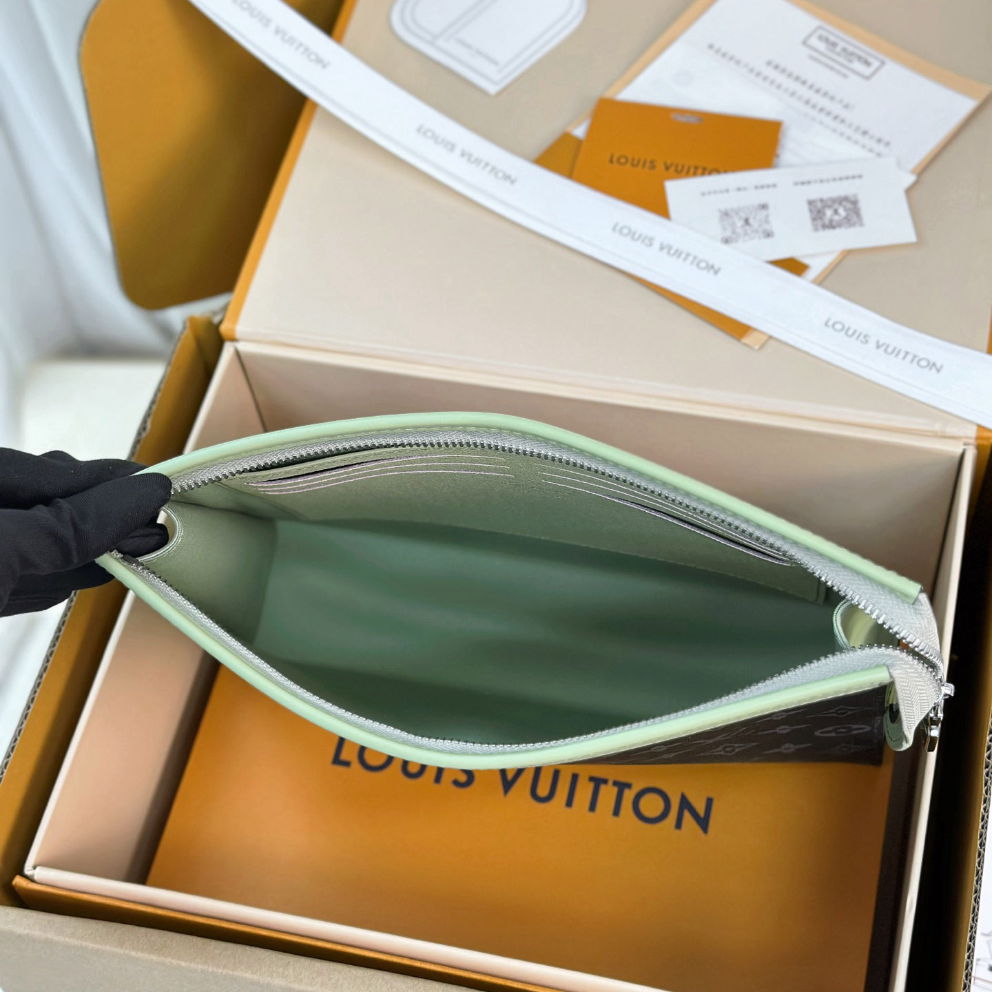 Louis Vuitton Pochette Voyage M28841 - DesignerGu
