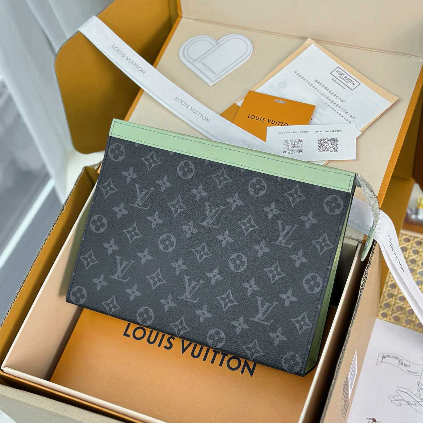 Louis Vuitton Pochette Voyage M28841 - DesignerGu