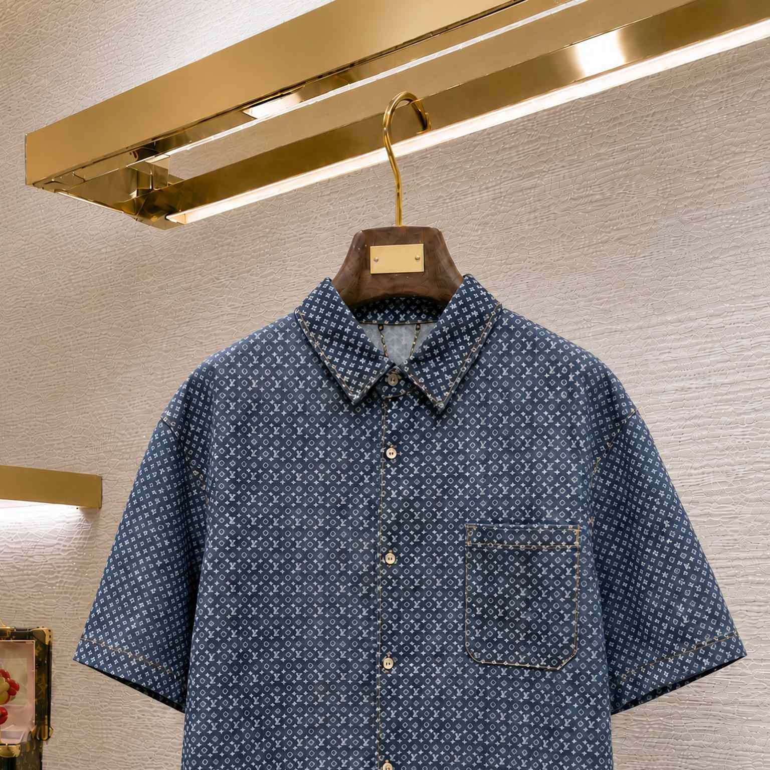 Louis Vuitton Reflective Nanogram Chambray Short-Sleeved Shirt 1AKOPV - DesignerGu