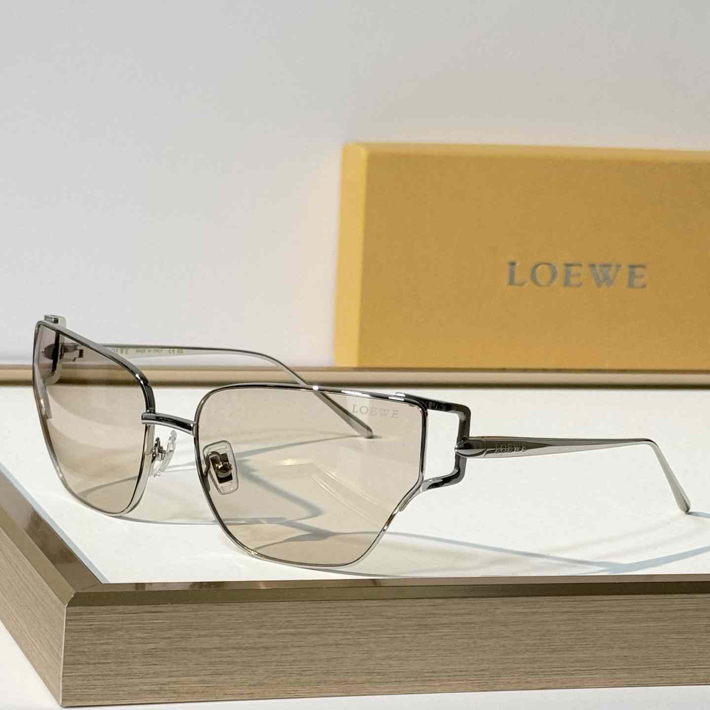 Loewe LW40150U Sunglasses - DesignerGu