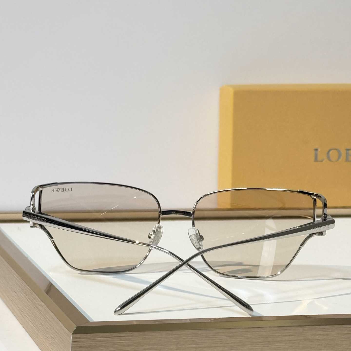 Loewe LW40150U Sunglasses - DesignerGu