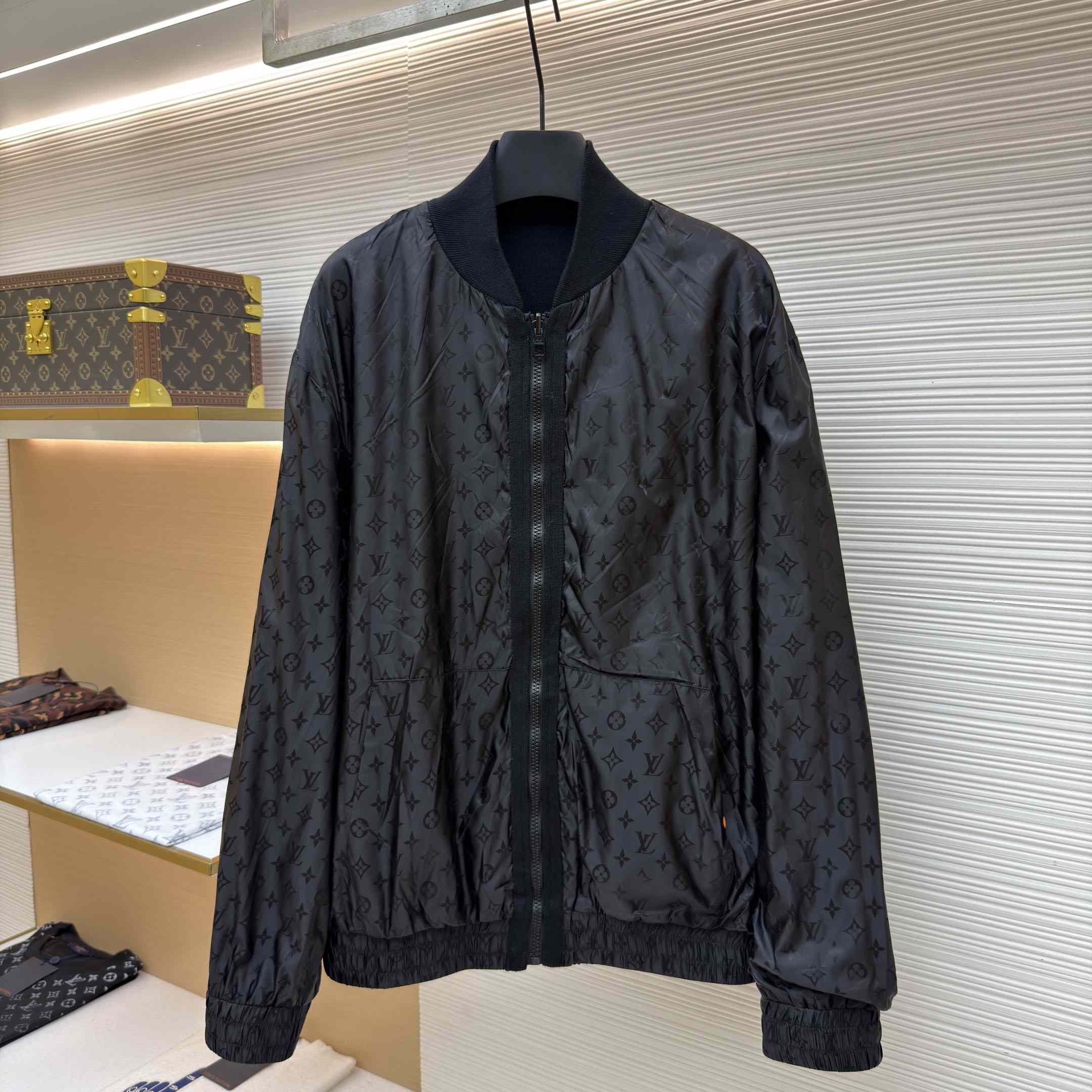 Louis Vuitton Monogram Reversible Light Bomber 1AAU4U - DesignerGu