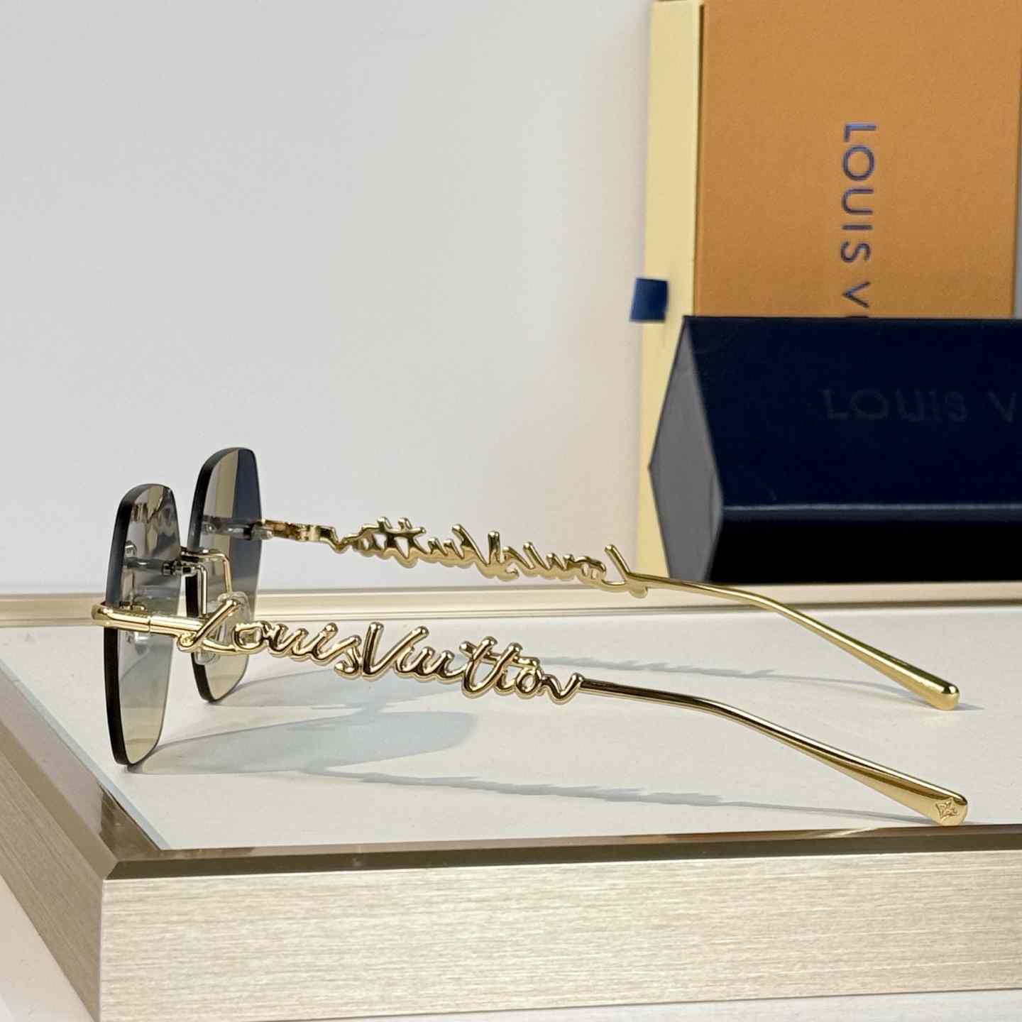 Louis Vuitton Z7310U Sunglasses   - DesignerGu