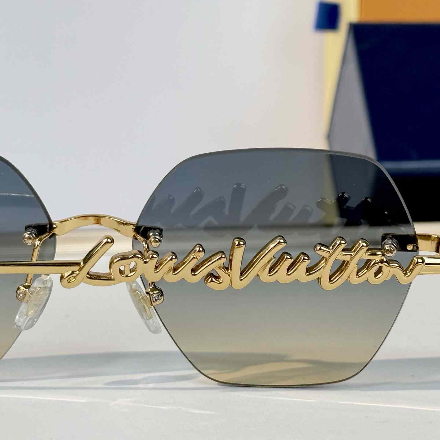Louis Vuitton Z7310U Sunglasses   - DesignerGu