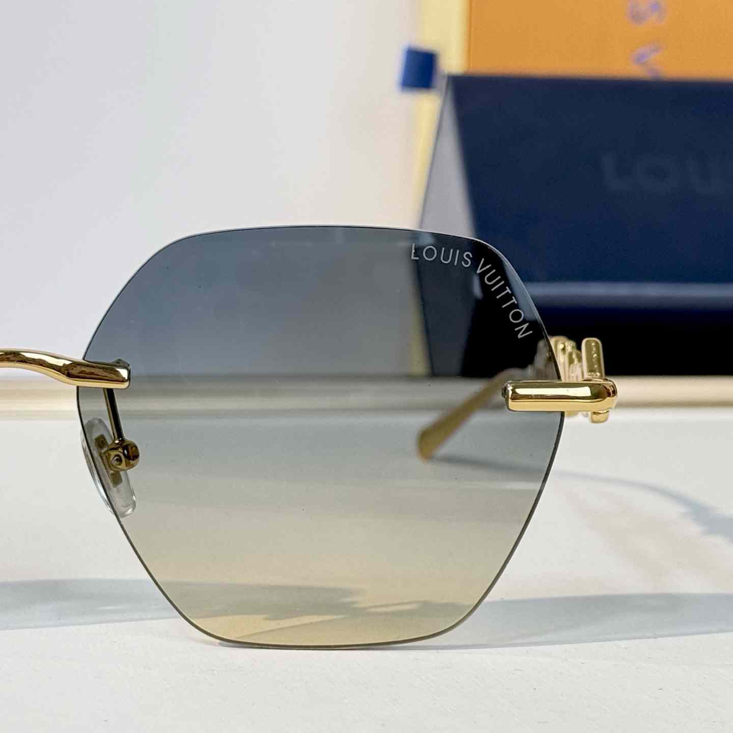 Louis Vuitton Z7310U Sunglasses   - DesignerGu