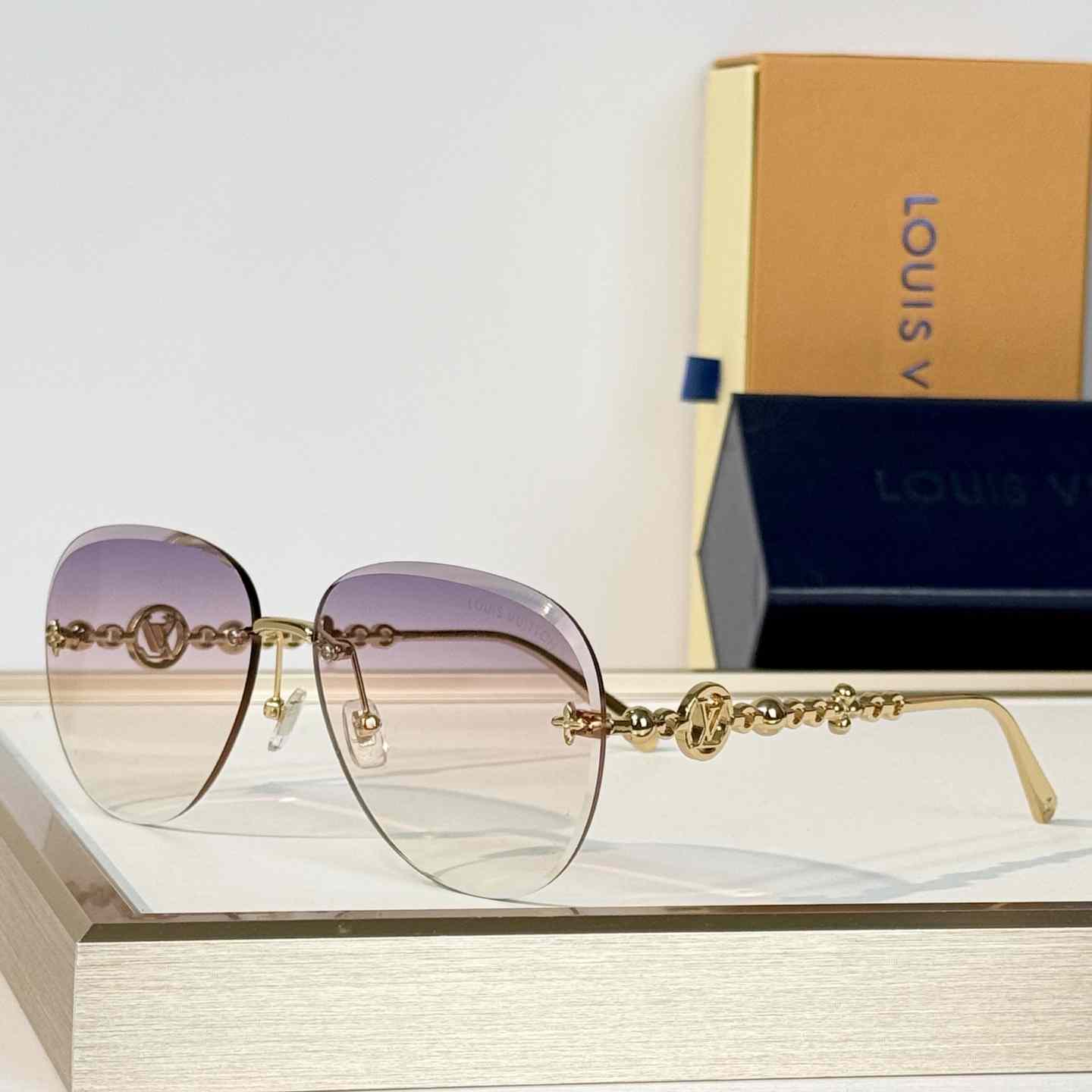Louis Vuitton Z3168U Sunglasses   - DesignerGu