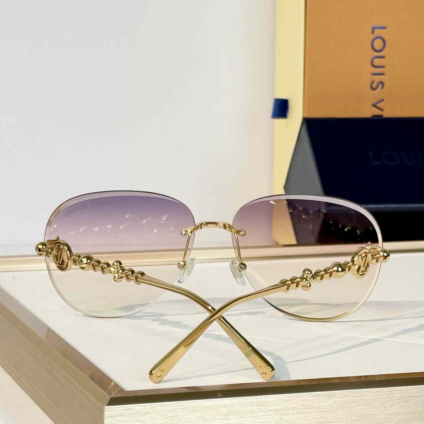 Louis Vuitton Z3168U Sunglasses   - DesignerGu