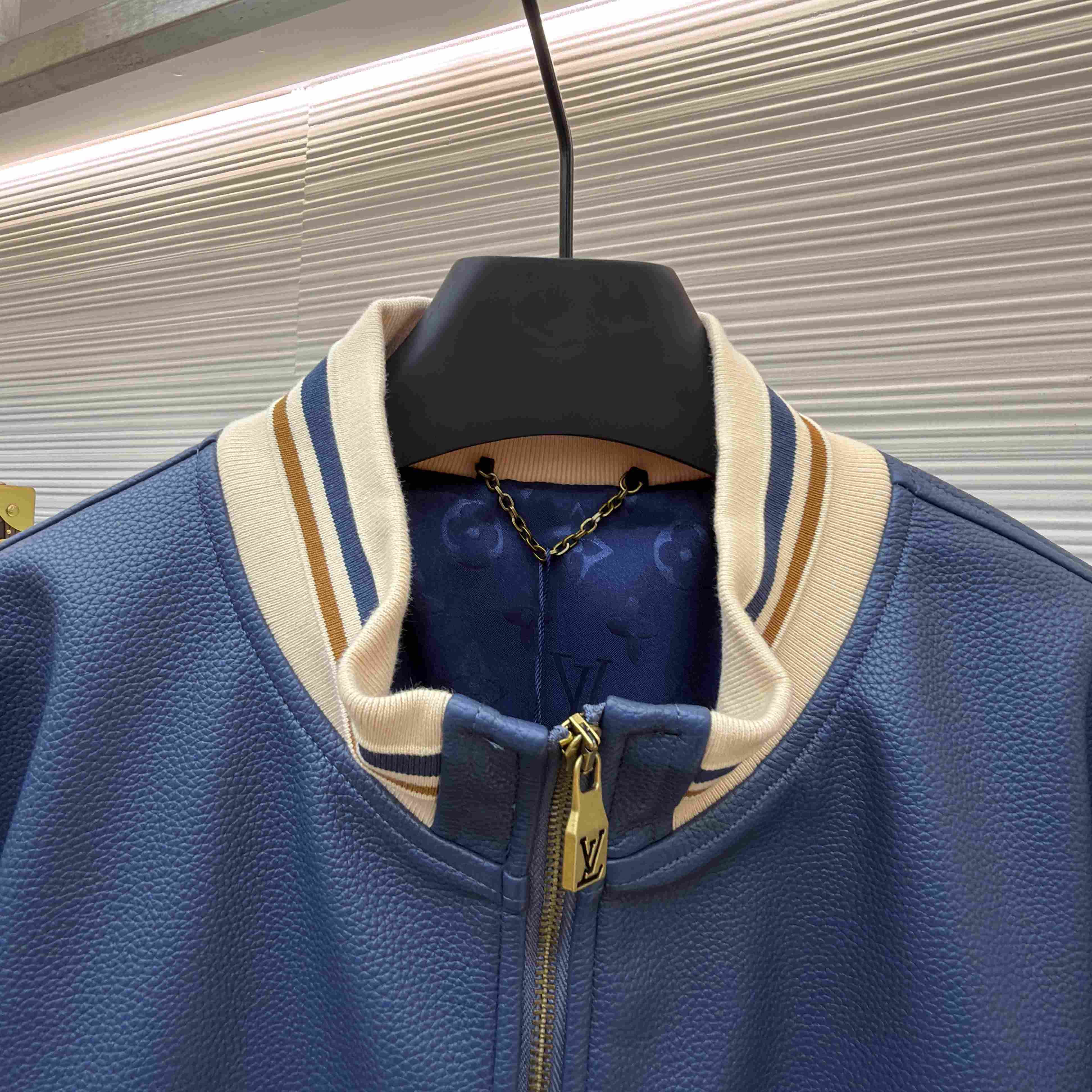 Louis Vuitton Sporty Leather Track Top 1AK6V2 - DesignerGu