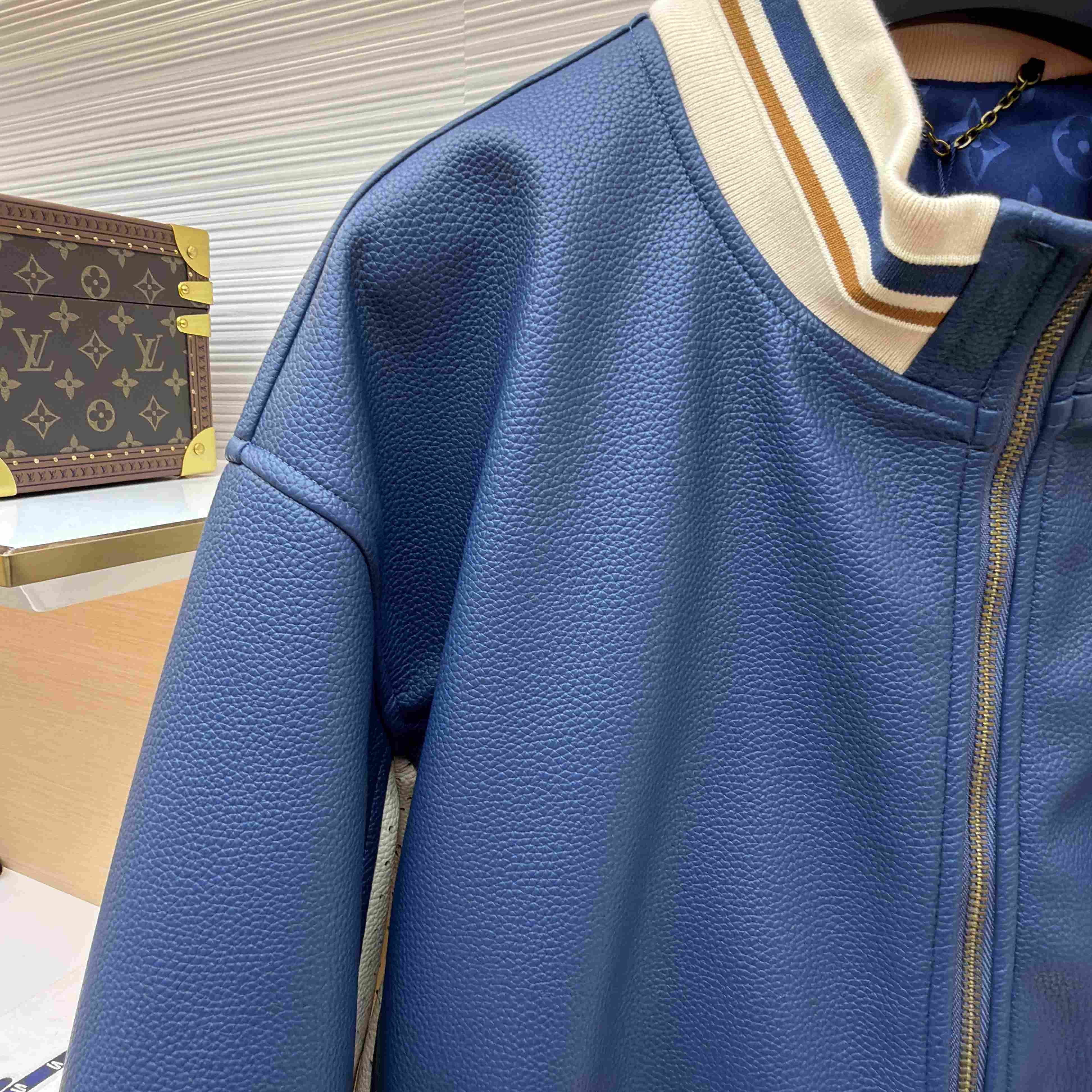 Louis Vuitton Sporty Leather Track Top 1AK6V2 - DesignerGu