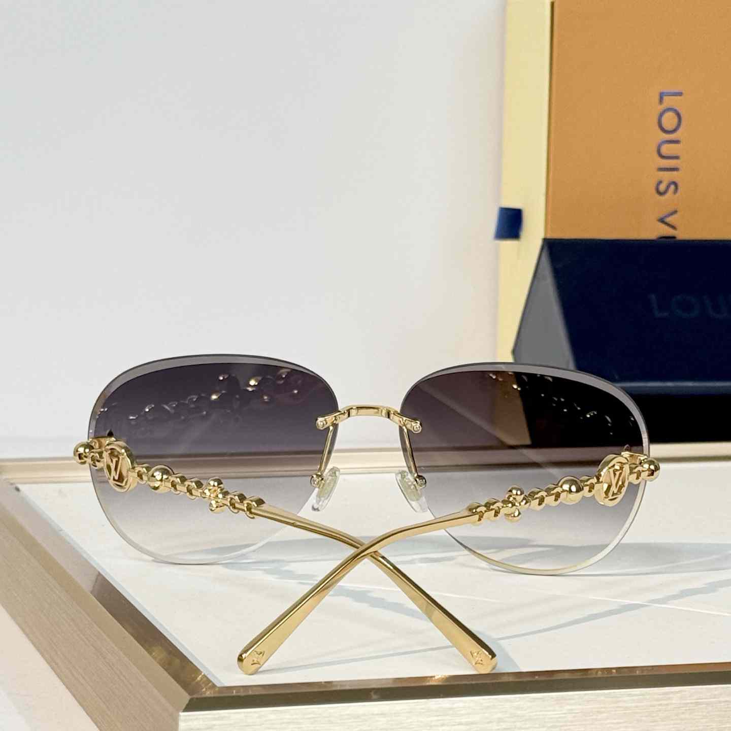 Louis Vuitton Z3168U Sunglasses   - DesignerGu