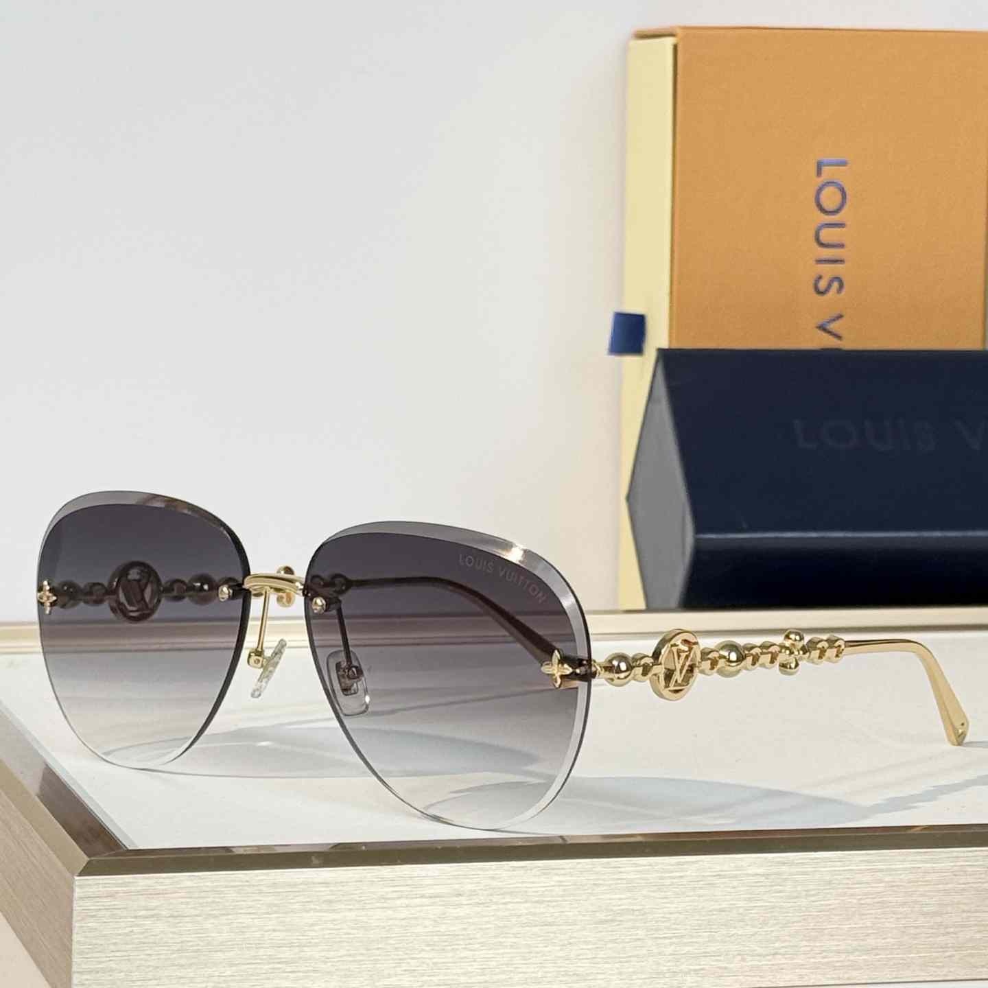 Louis Vuitton Z3168U Sunglasses   - DesignerGu