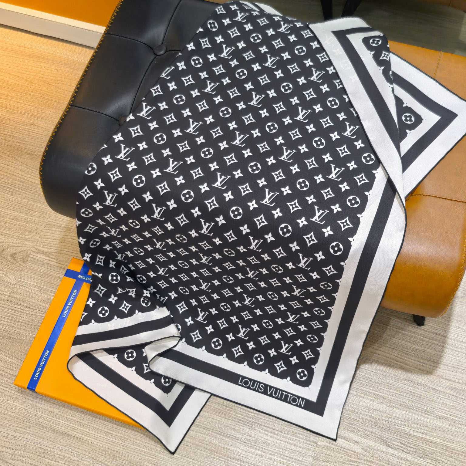 Louis Vuitton Monogram Silhouette Square 90 M97189 - DesignerGu