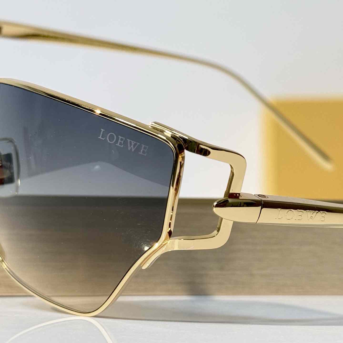 Loewe LW40150U Sunglasses - DesignerGu
