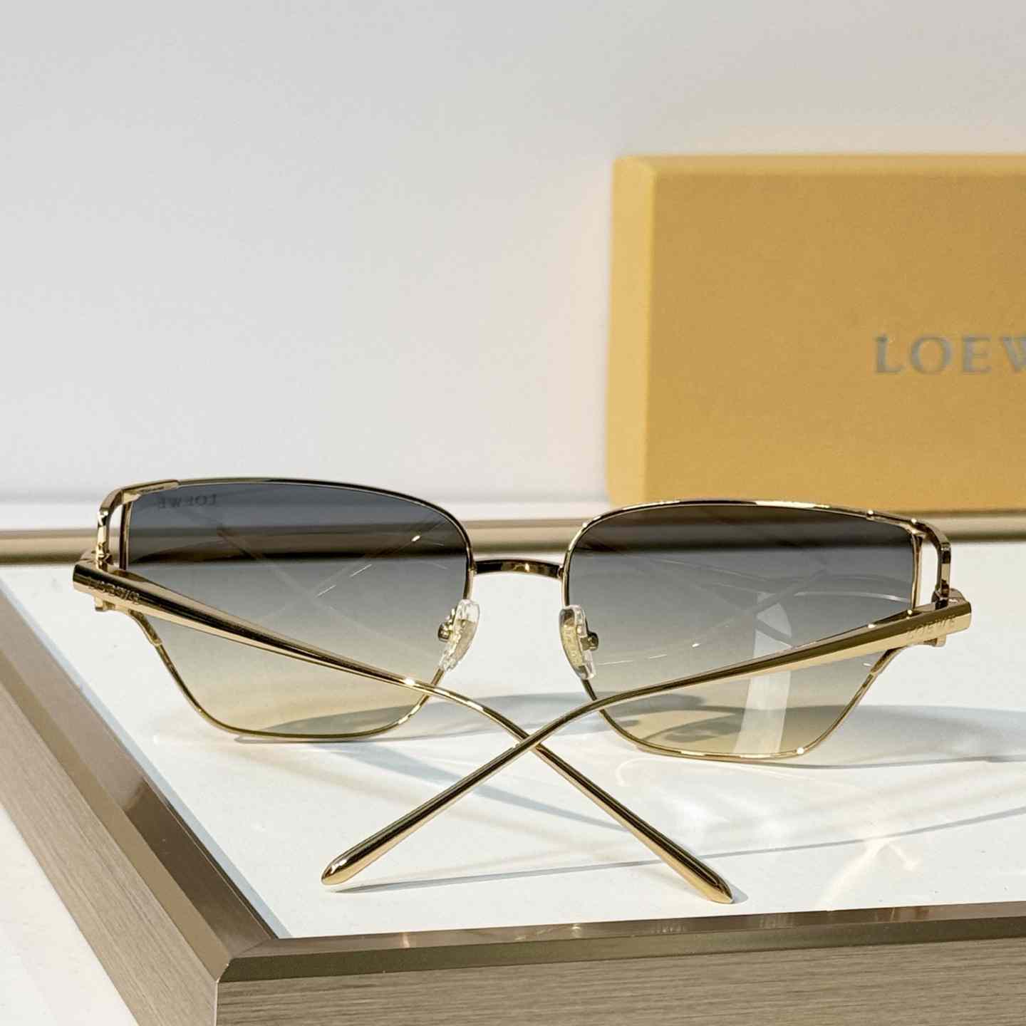 Loewe LW40150U Sunglasses - DesignerGu