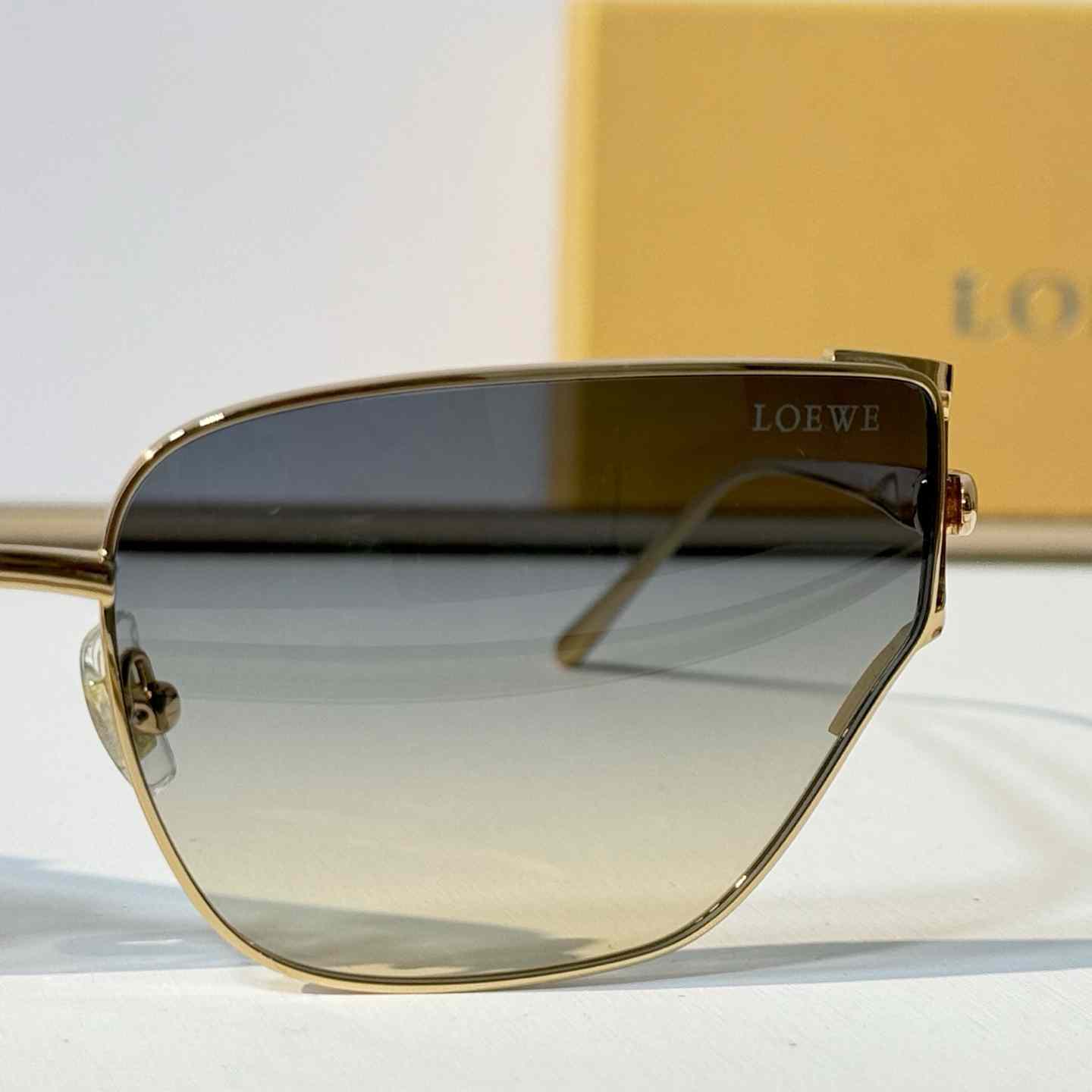 Loewe LW40150U Sunglasses - DesignerGu