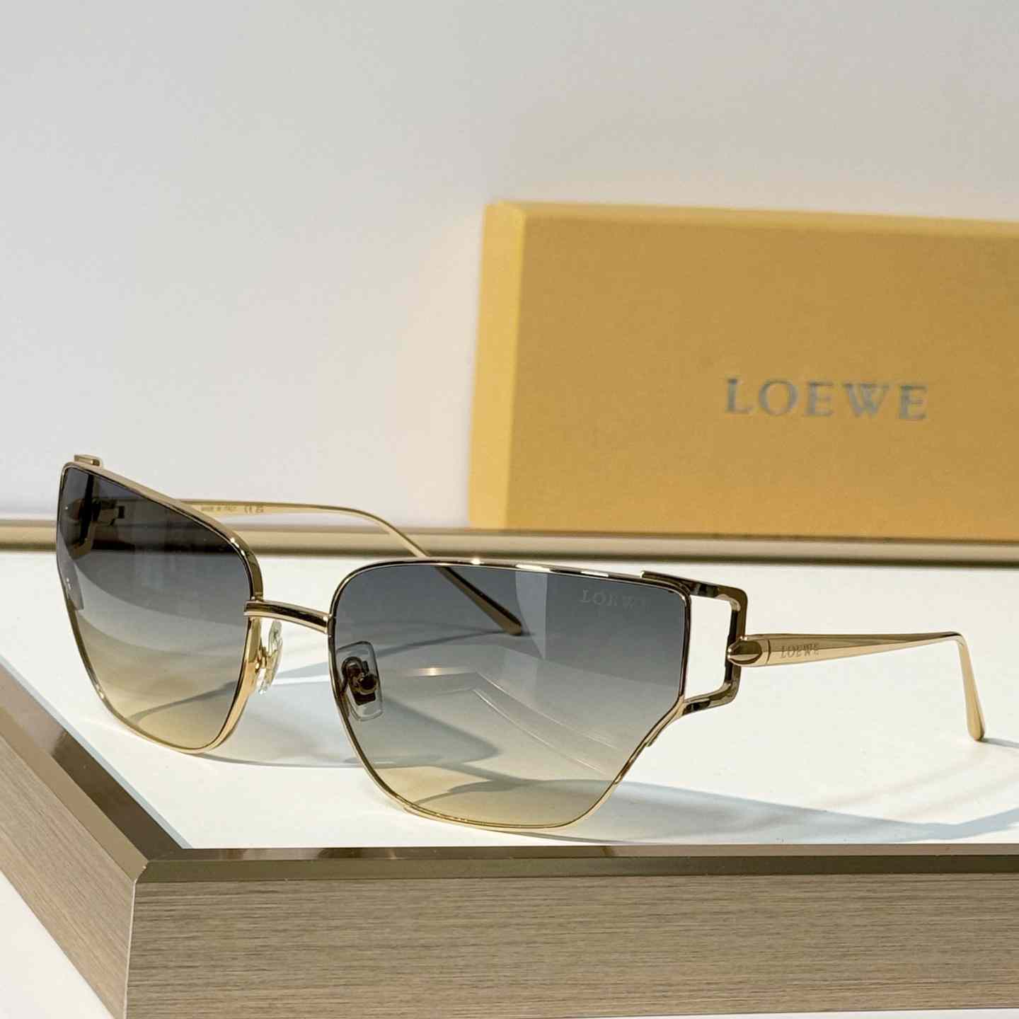 Loewe LW40150U Sunglasses - DesignerGu