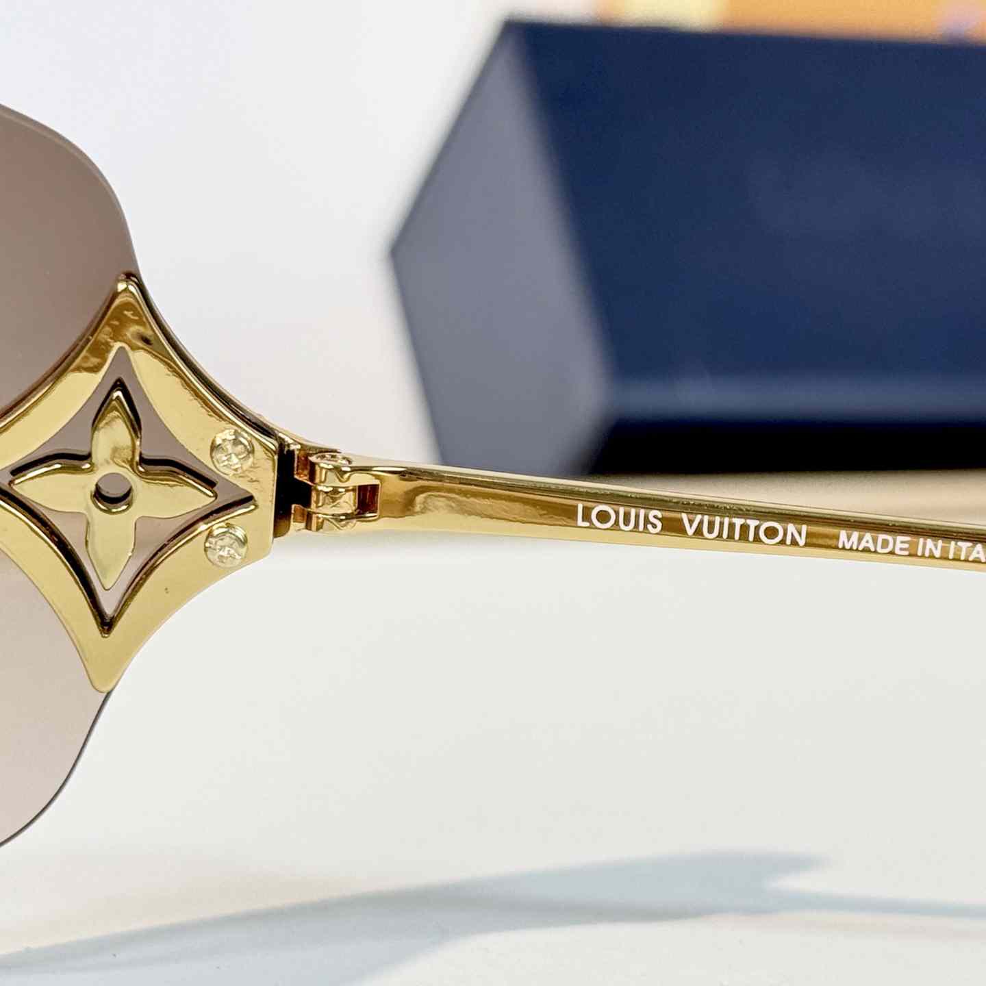 Louis Vuitton Z3457U Sunglasses   - DesignerGu