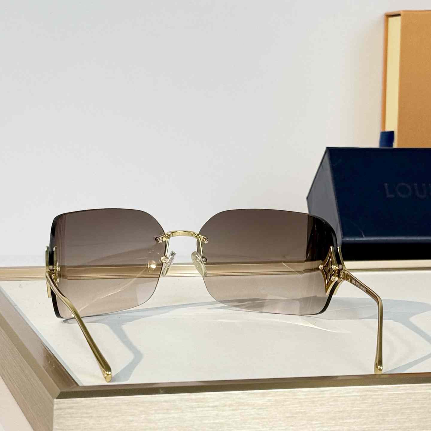 Louis Vuitton Z3457U Sunglasses   - DesignerGu