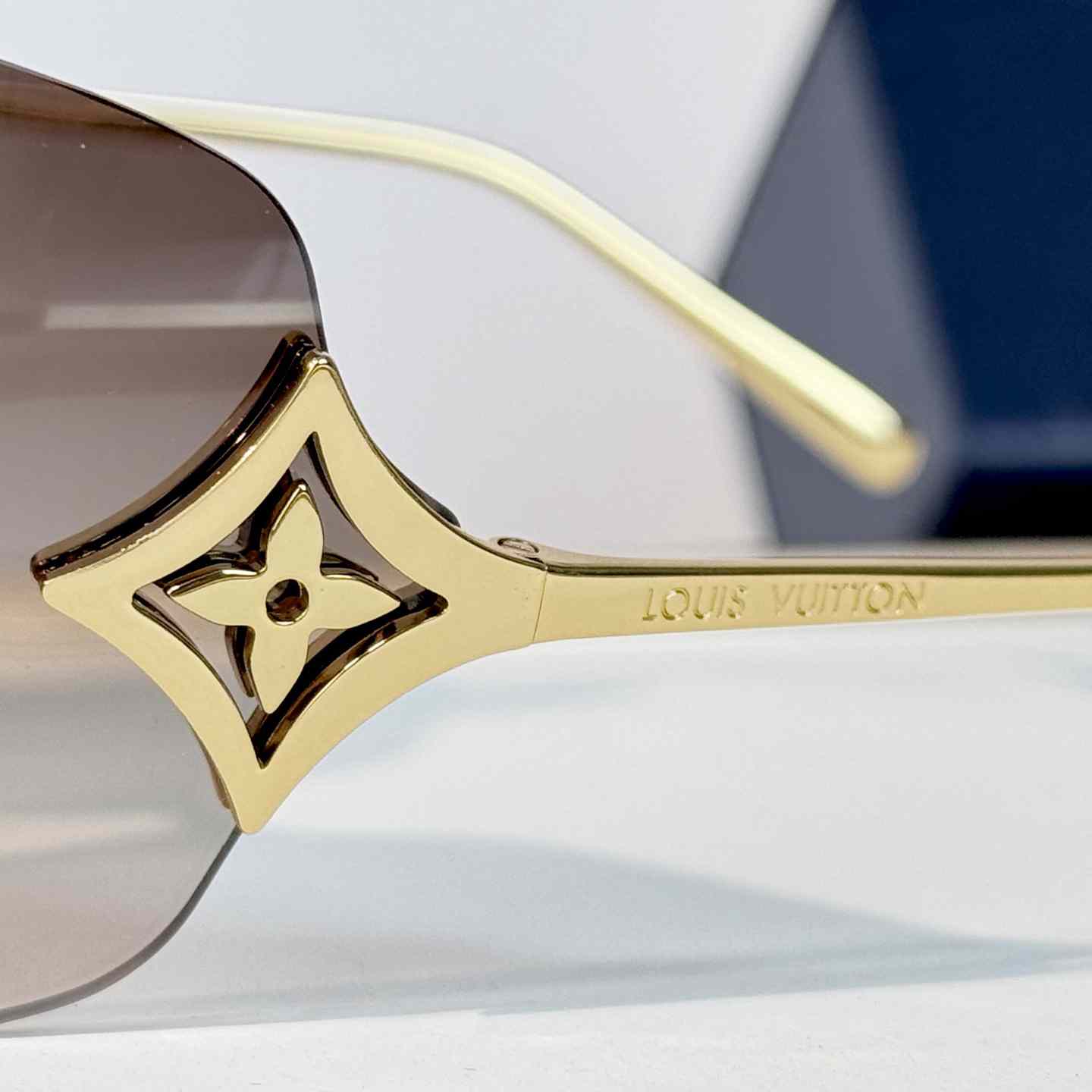 Louis Vuitton Z3457U Sunglasses   - DesignerGu
