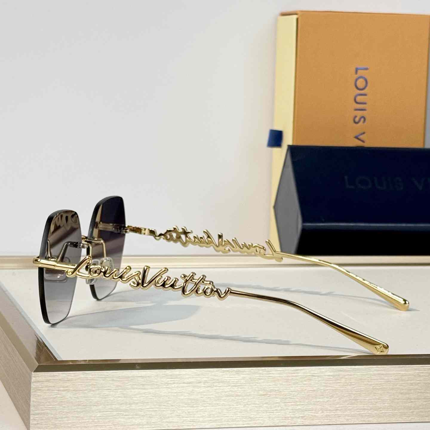 Louis Vuitton Z7310U Sunglasses   - DesignerGu