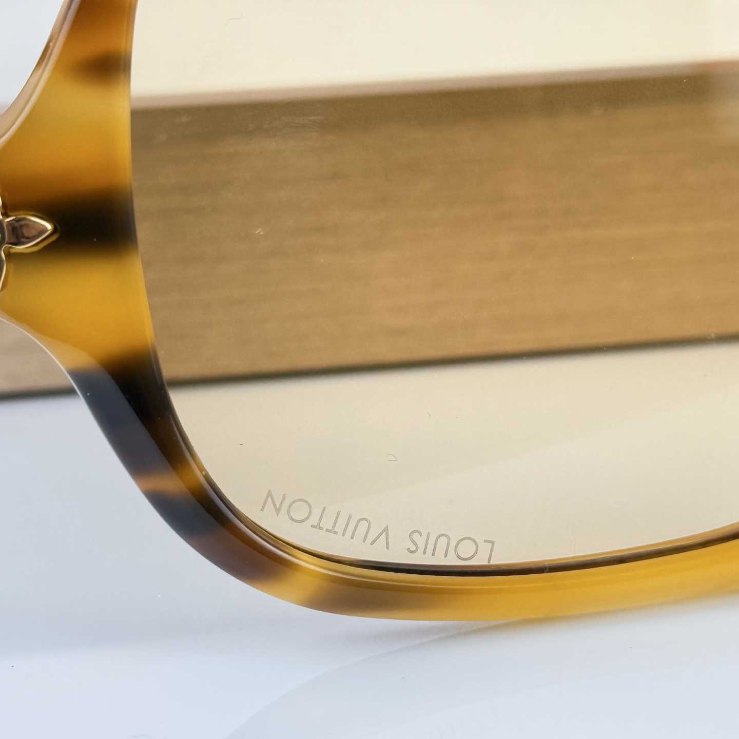 Louis Vuitton Z3476U Sunglasses   - DesignerGu