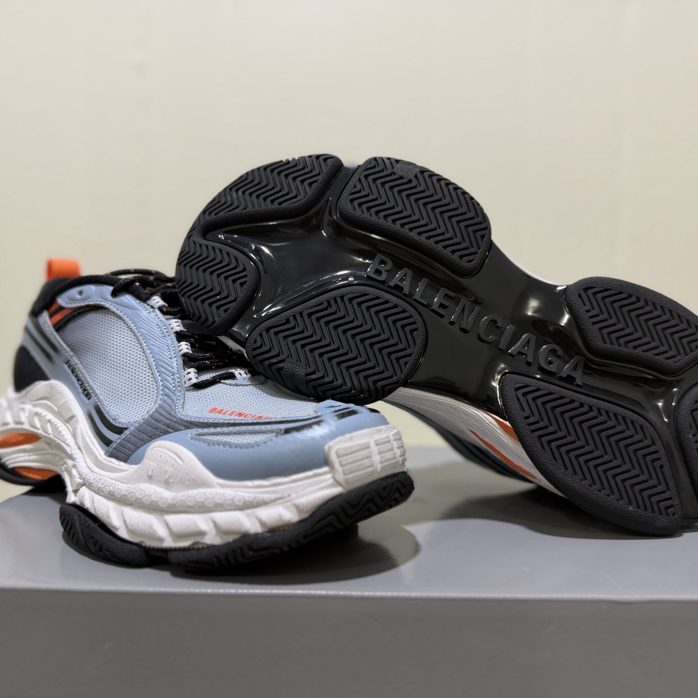 Balenciaga  Triple S.2 GRADIENT Sneaker  - DesignerGu