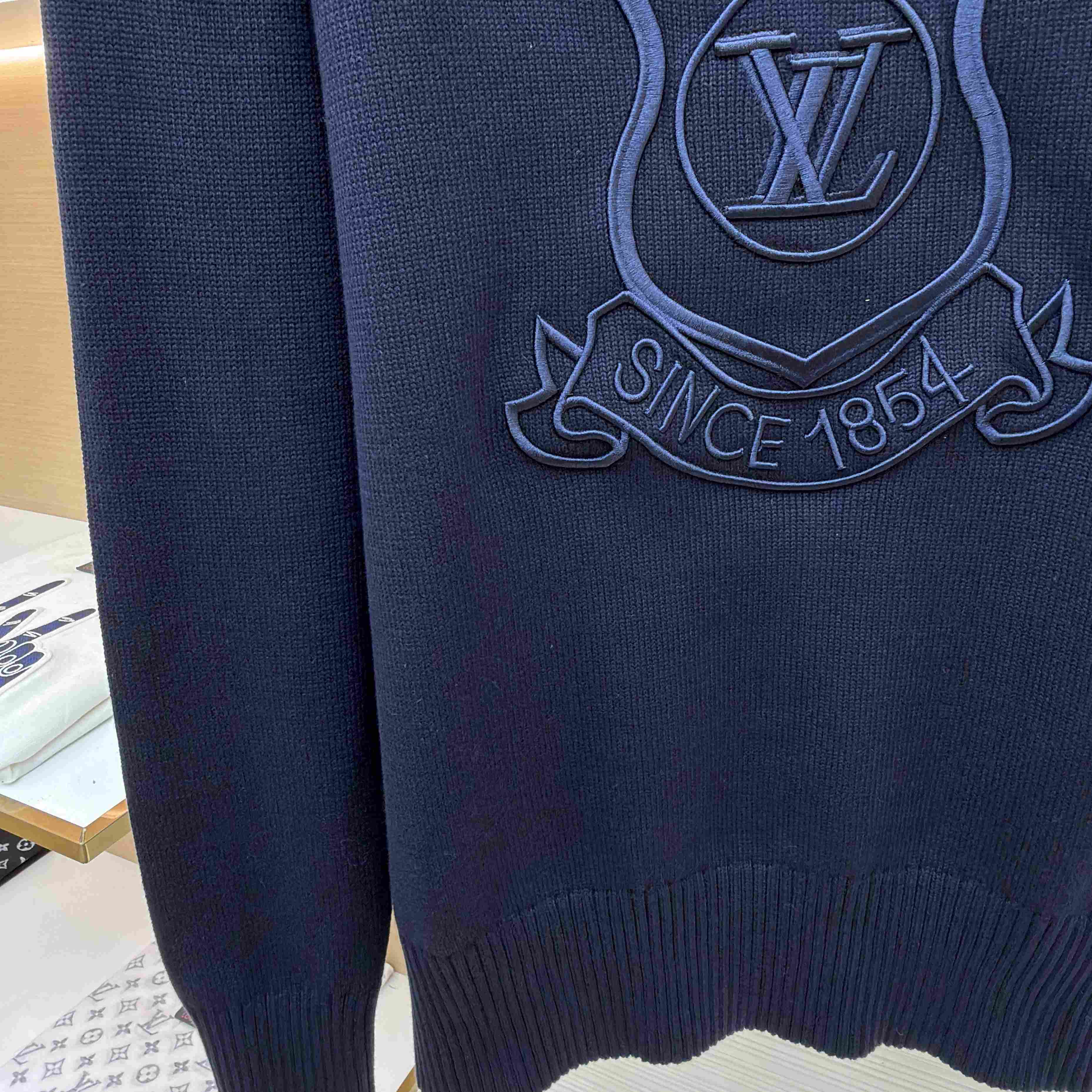Gucci  Signature Crest Pullover - DesignerGu