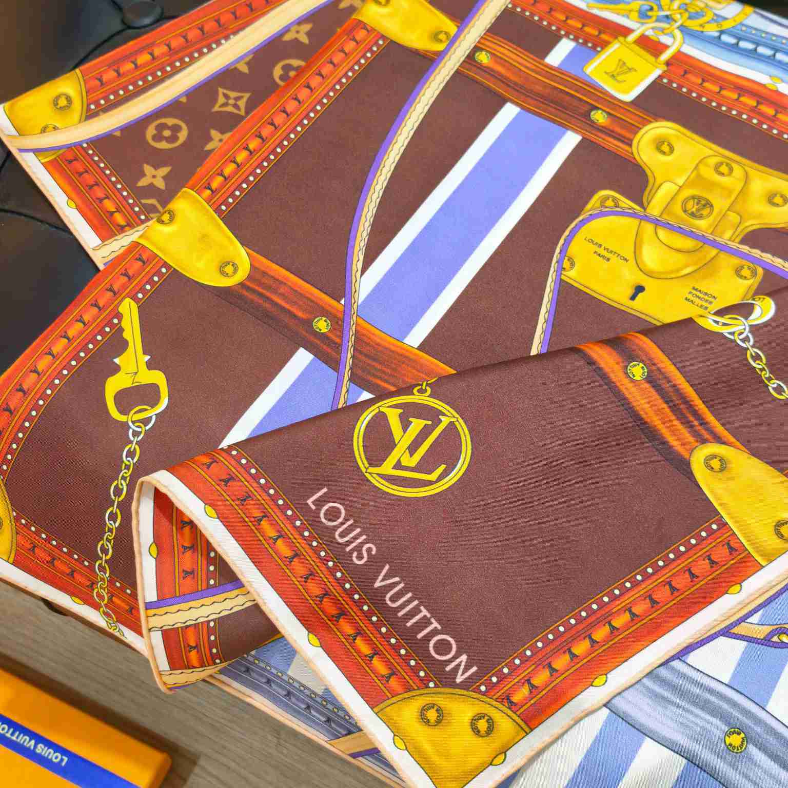Louis Vuitton Strap And Trunk Square 90 M97960 - DesignerGu