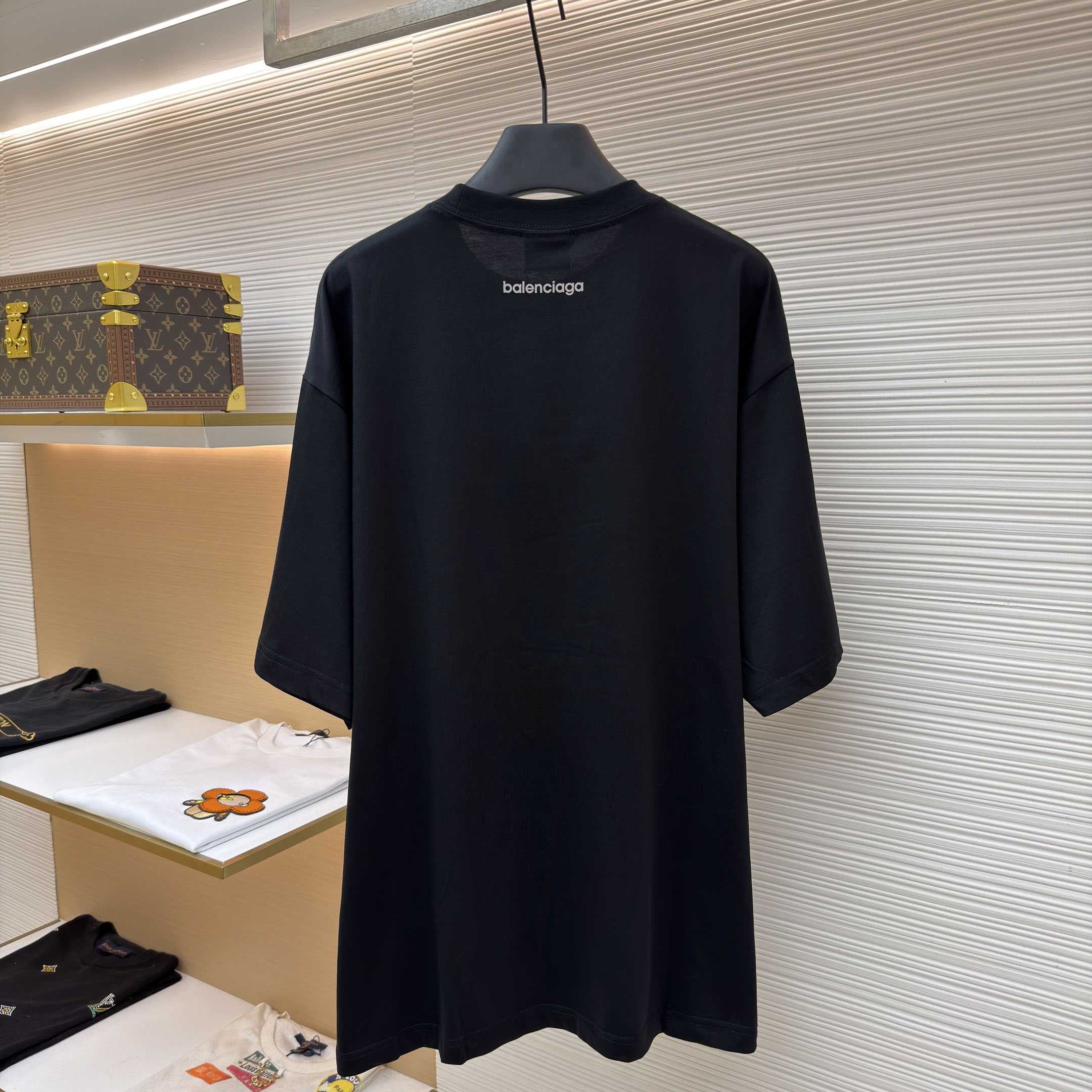 Balenciaga  Bodies Medium Fit T-shirt in Black - DesignerGu