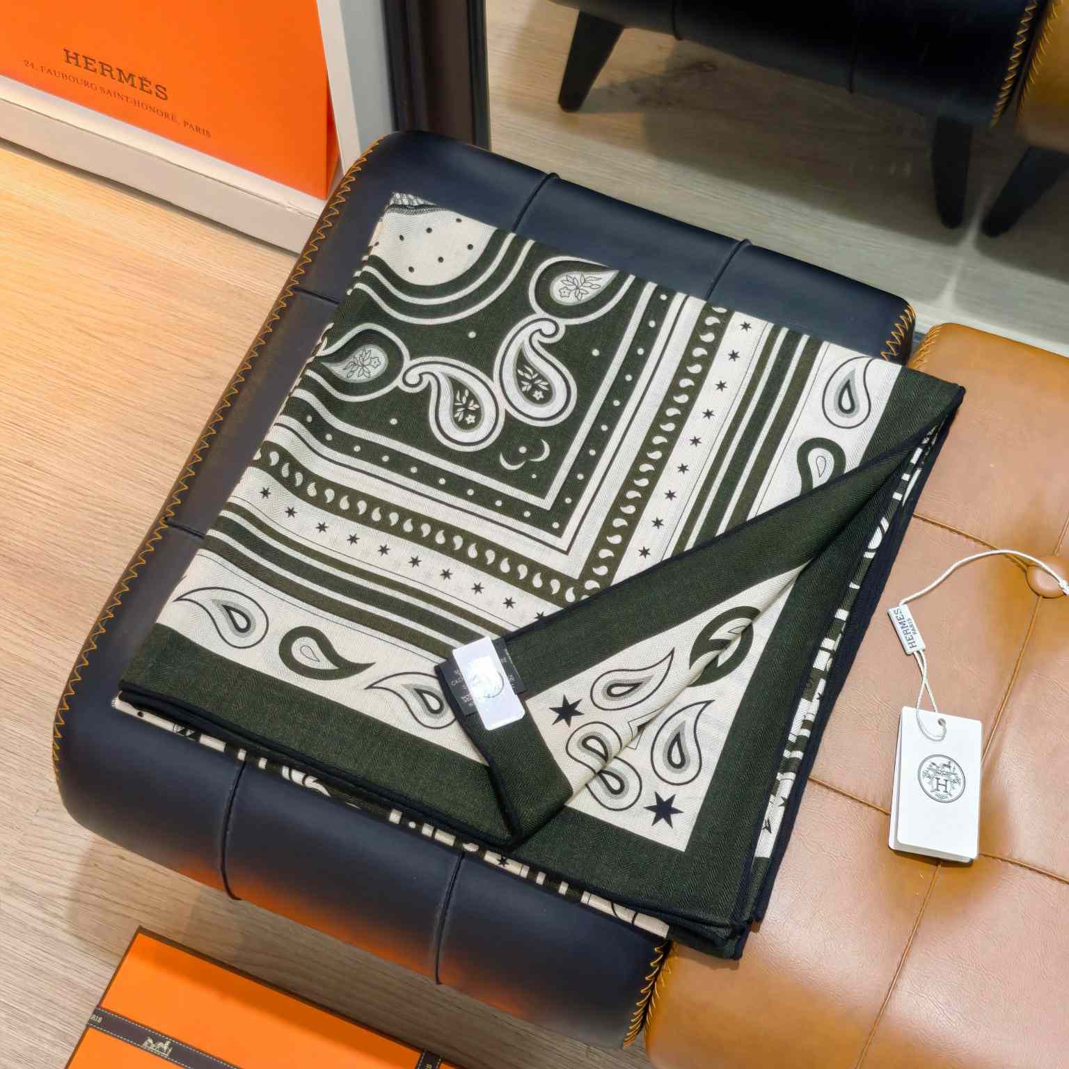 Hermes Grand Apparat Bandana Shawl 140 - DesignerGu