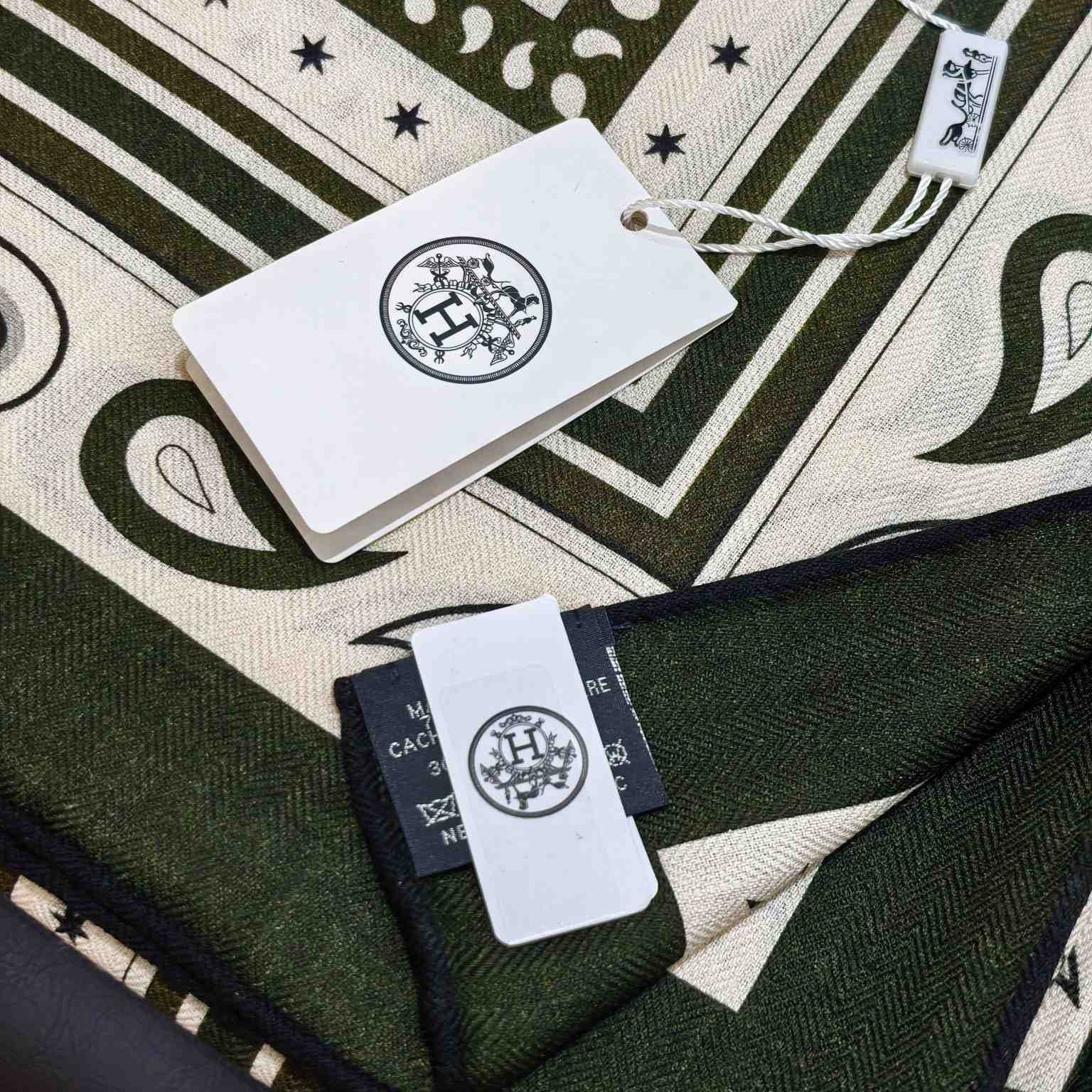 Hermes Grand Apparat Bandana Shawl 140 - DesignerGu